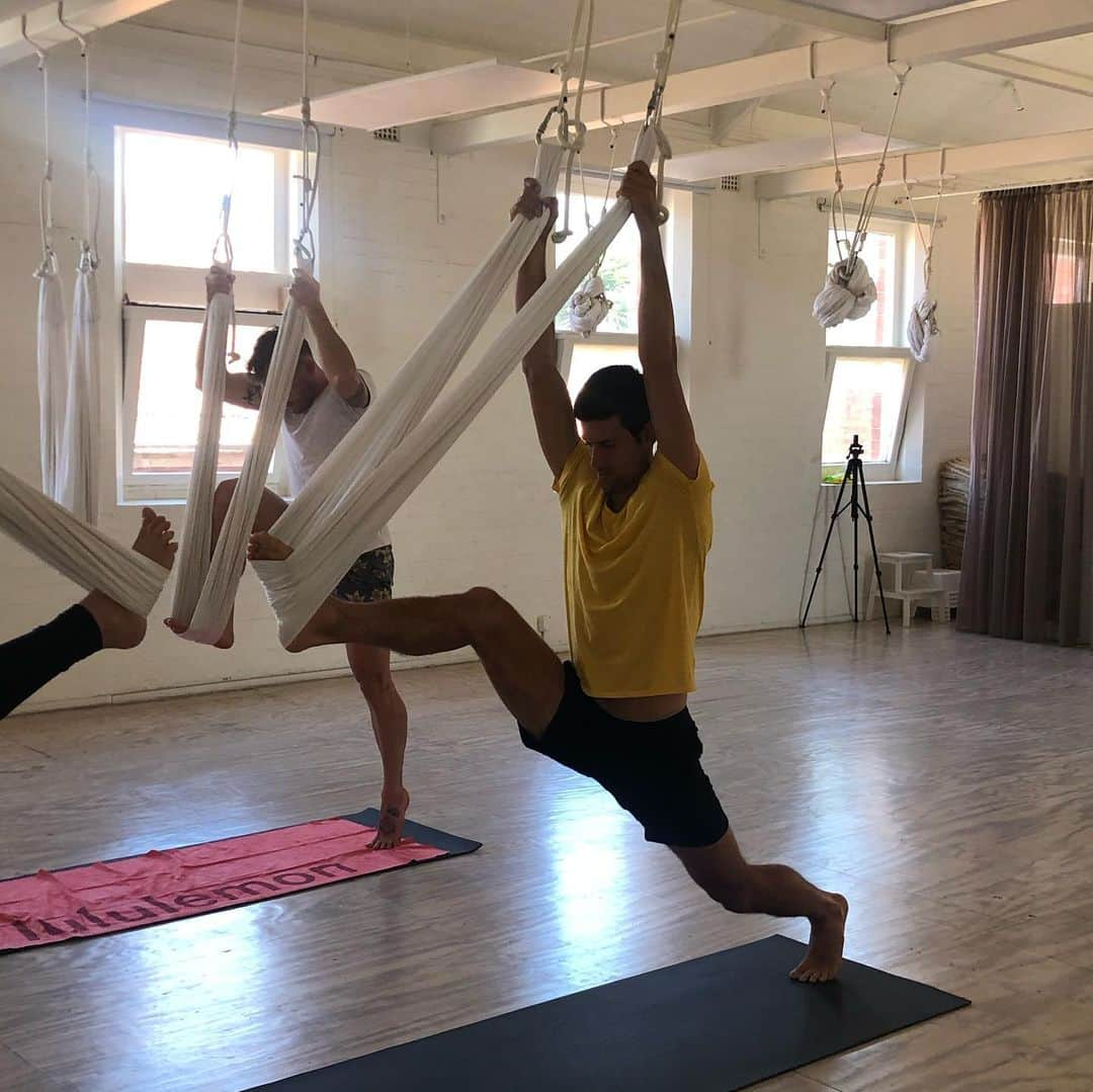 ノバク・ジョコビッチさんのインスタグラム写真 - (ノバク・ジョコビッチInstagram)「Caterpillar 🐛 ready to become a butterfly 🦋😃 Aerial Yoga. Anti-gravitational stretch. Best ever 🙌 Spider-Man working on flexibility🕸🕷」2月12日 14時54分 - djokernole