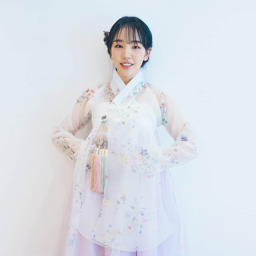 ペク・アヨンのインスタグラム：「즐겁고 따뜻하고 안전한 설 보내세요💜」