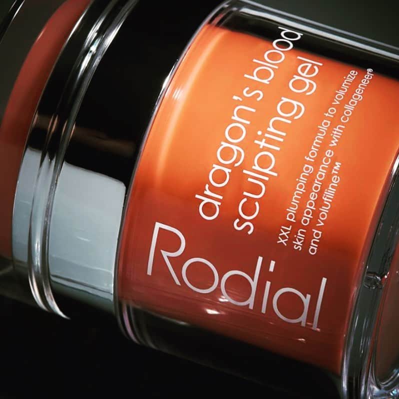 ロディアル Rodial Japanのインスタグラム：「「ドラゴンズブラッド スカルプティング ジェル」 ⠀ ⠀ ⠀ 発売前にロンドンで20,000個の予約が殺到したブースター美容液。 ⠀ ⠀ 南米アマゾンに自生する高さ25ｍ近くまで成長する木“サングレ・デ・グラード”の樹液が、赤いことから、別名“ドラゴンズブラッド”と言われています。 ⠀ ⠀ 古くから、美容と健康のためにアマゾン州域に住む原住民が使用してきたドラゴンズブラッドに、ハリとツヤの成分、「コラゲニア」、「ボルフィリン」、「コミフェロリン」を配合。 ⠀ ⠀ 少量を顔全体に塗布するだけで、肌を引き締め、すっきりとした印象のフェイスラインに導きます。 ⠀ ⠀ ⠀ 〈ご使用方法〉 毎朝晩、化粧水で肌を整えた後、適量（半〜１プッシュほど）を取ります。 顔・首元に優しくなじませてください。 その後、美容液・クリームをご使用ください。 ⠀ ⠀ ⠀ ▼お悩み・効果▼ 【ハリ・弾力】【ツヤ】【引きしめ】 ⠀ ⠀ ⠀ ドラゴンズブラッド スカルプティング ジェル（50mL） ¥ 16,500(税込) ⠀ ========================== ⠀ ◆ Online Exclusive　◆ ⠀ 全商品【10％OFF】クーポン ⠀ ▼───────────────▼ クーポンコード：202102 ▲───────────────▲ ⠀ ※ご購入の際クーポンコード入力欄にご入力ください ※2021年3月7日(日)迄 ※他クーポンとの併用不可 ※期間中何度でもご使用可能 ⠀ ========================== ⠀ ⠀ ⠀」