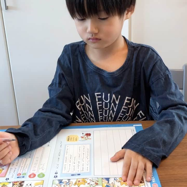 宇佐美彩のインスタグラム：「小学生向けの作文通信教育講座『ブンブンどりむ』 @bunbundorimu_official 無料体験キットを試してみました✏️ 作文は書いたことがないので、うーん…できる…？と思いましたが、ミッション形式で楽しくサポートしてくれるテキストで、すらすら書けたみたいです💡 普段から国語はわりと得意な様子なので、伸ばしてあげたいなぁ✨ . 〜3/31までに「1年生対象ワクワク入門コース」に入会すると、無料で入学準備教材がもらえるみたいです🙆🏻‍♀️ また、春の入会キャンペーンとして〜4/30までの入会で初回の受講費が特別価格となります👏🏻 ※どちらも3ヶ月以上の受講継続が条件です。 . . 気になった方はこちら👇🏻 https://www.bunbun-dorimu.net/ . . #PR #通信教育 #ブンブンどりむ #小学生 #子育て #中学受験 #おうち学習」