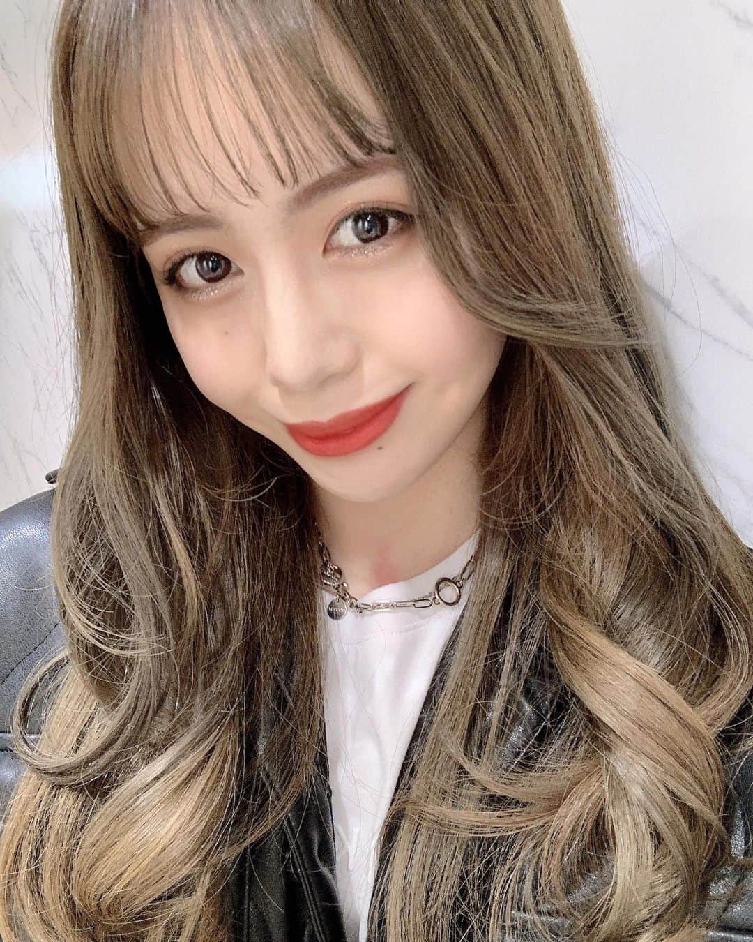 Nanaseのインスタグラム：「このまえはるはるさんにカラーしてもらったよ﻿ 今回も可愛い〜やっぱり明るめもすきだな〜﻿ 色落ちしてもいい感じ◎ありがとうございました🧚🏻‍♀️﻿ ﻿ ﻿ ﻿ ﻿ ﻿ #渋谷#表参道#青山#noa#ノア﻿ #グレージュ#ミルクティーベージュ﻿ #ベージュカラー#モカブラウン#透明感カラー﻿ ﻿」