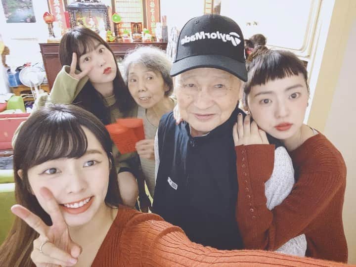 Dewi Chienのインスタグラム：「🧧新年快樂～～有人知道阿嬤在講什麼嗎？😂 #最棒的嬤公 #最愛祖孫情 #簡家の日常  #簡家三姊妹」