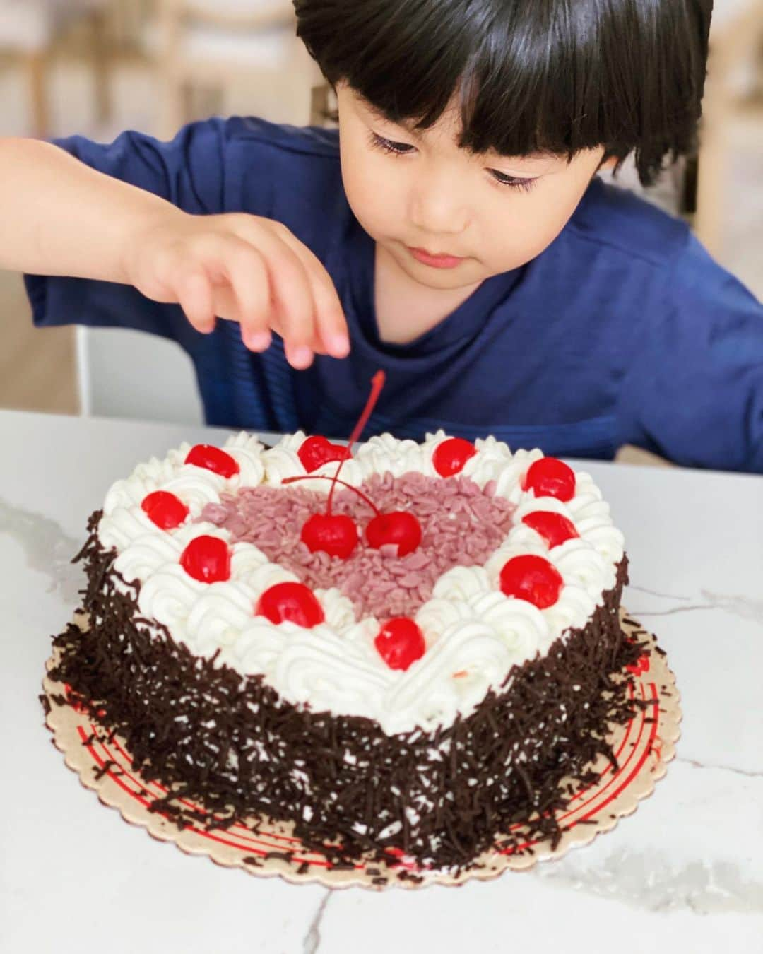 ポール・ソリアーノのインスタグラム：「Seve’s favorite!! Every day is an opportunity to express your love for each other and Seve and I want to make mommy Tin feel super extra special this Valentine's Day (and beyond!) with this Red Ribbon Valentine Black Forest Cake with all-new Ruby Chocolate. Ruby Chocolate is the fourth type of chocolate -- after dark, milk, and white that comes with a luscious, fresh, fruity twist. Starts at P640 for Regular size and P440 for Jr size.   Available thru #87777 GrabFood, Foodpanda, Red  FB Messenger  #RedRibbon #RubyChocolate #ValentineBlackForest #GiveLoveAnExcitingFlavor」