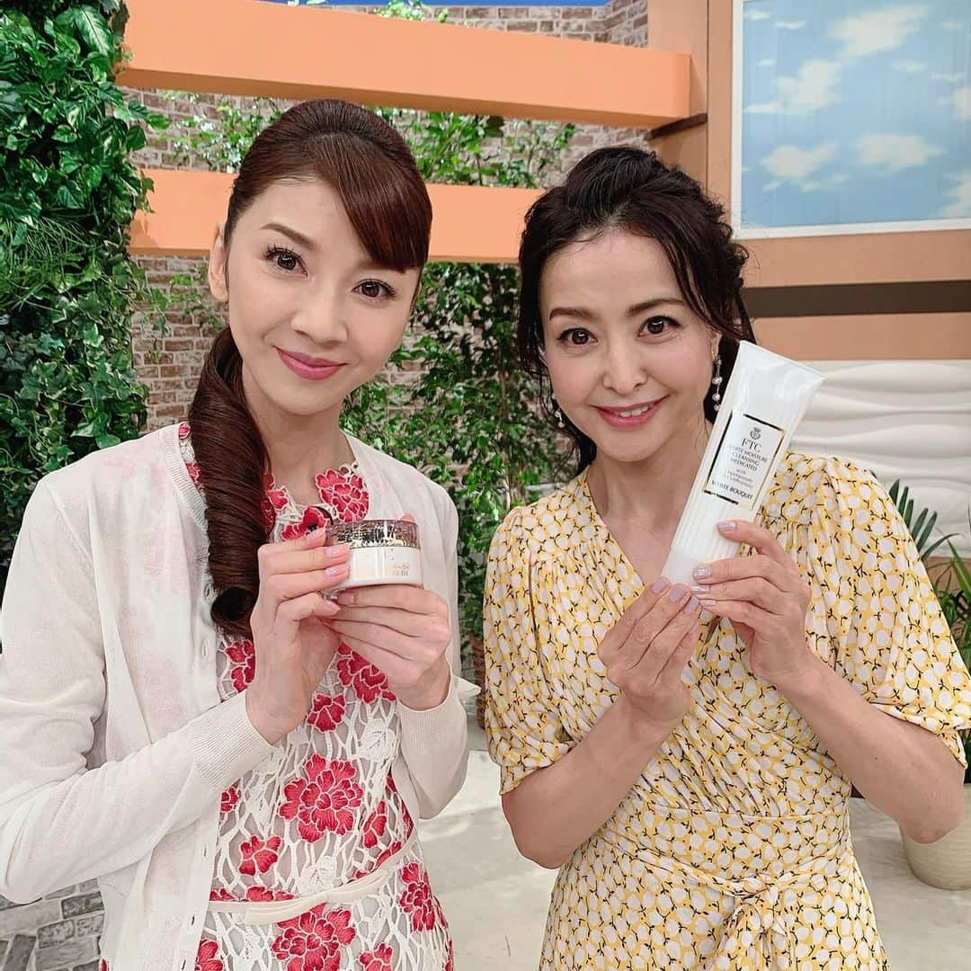 大桃美代子さんのインスタグラム写真 - (大桃美代子Instagram)「な、な、なんと！あの十和子肌を間近に！ なんて、かわいい〜きれい、お人形さんみたい！！素敵でした。🥰🥰  保湿も素晴らしく、全身に塗りたくり帰ってきました。  桃米もちをお渡ししたら、Instagramにあげてくださっていました。  感謝、感謝です。  すっぴんになっても、キレイでした。  旦那様もご一緒でしたが、また、美肌。  なんじゃこりゃーってくらい美白肌。  @ftcbeauty.official は恐るべしですぞ！  ピータさん、生島さん、ありがとうございました。  @ftcbeauty.official ＃君島十和子　さん#ピータさん#池畑慎之介　さん＃生島ヒロシさん#大桃美代子#美肌#健康マニア#shooting#」2月12日 15時20分 - miyoko_omomo