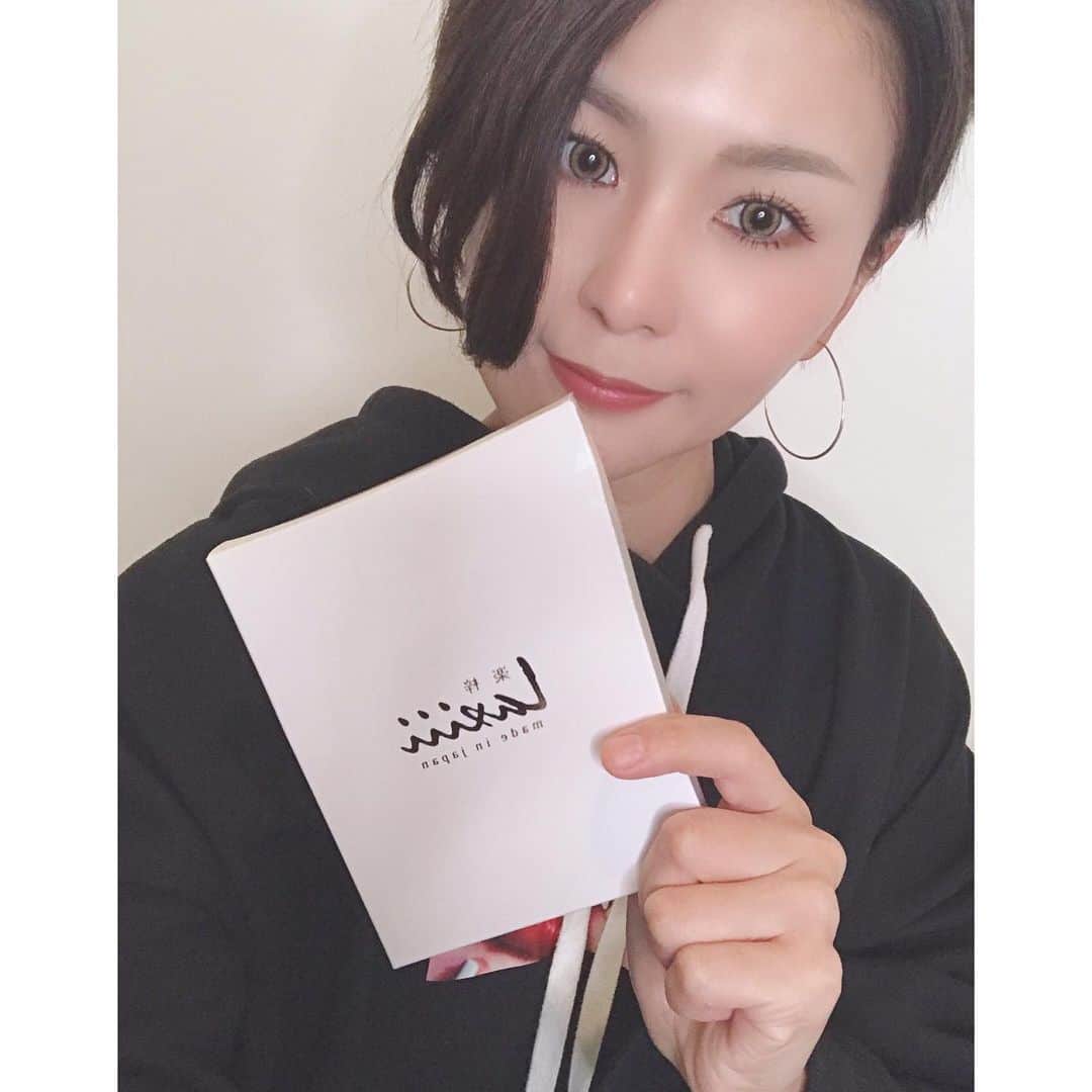 中山千恵子のインスタグラム：「最近マスクで肌荒れ気味だったから洗顔変えてみた🙌﻿ ﻿ ﻿ @laxiii.japan﻿ ﻿ ソープひとつですべてが完成。Laxiiiソープは、“時間を大切に・肌力を育てる・お肌に優しい”の３つを徹底的にこだわり完成した枠練りオーガニックソープ✨﻿  ﻿ Laxiiiこだわり　 ﻿ その①：メイク落とし・洗顔・化粧水・美容液・乳液・クリームの６つの機能を石けんひとつにまとめることでスキンケアの徹底時短。空いた時間で自分のすきなコトを！！ ﻿  ﻿ その②：スキンケアをひとつにすることで過剰にお肌を甘やかさない！ ﻿ 色々な成分に頼らず、本当に必要な天然成分を数種にまで厳選（セラミド３種、超高圧熟成アルガンオイル、通常のヒアルロン酸の9倍の保湿力を持つ吸着型ヒアルロン酸など）し使用することで本来あるべき肌力をサポートし洗い上がりもお肌の潤いをしっかり保ちトラブルを目立たせない“自分で頑張る肌力を育てる”。 ﻿  ﻿ その③：ラウリン酸をカットした特殊製法に保湿成分を加えたお肌に優しい独自処方。（スティンギングテスト済） ﻿ それに加え、たっぷり美泡が簡単に作れる泡立ちはもちろん、泡切れにもこだわり、泡がこすらなくてもすぐに洗い流せることでお肌に余分な刺激を与えない。 ﻿  ﻿ スキンケアブランドLaxiii楽梓は、男性女性問わず ”楽して楽しめる“ 時間を大切にしたい私達のスキンケアソープです。 ﻿ ﻿ ﻿ 開けた瞬間のデザインが華やかでテンション上がる☺️💕﻿  ﻿ 使ってみた感想は泡立ちよくふわふわの泡になる🌸  洗い流した時泡がさっと落ちて、使用後はさっぱりしててよかった✨﻿ ﻿ さっぱり系が好きな人におすすめ👍﻿ ﻿ そして何よりズボラだからお手入れ１つで済むって助かる🤣笑笑﻿ ﻿ ﻿ 肌活頑張ろー✨﻿ ﻿ ﻿ ﻿ ﻿ ﻿ ﻿ ﻿ ﻿ #laxiii #ラクシー #洗顔石鹼 #お肌に優しい #美肌づくり #固形石鹸 #肌力 #オールインワン化粧品 #pr」