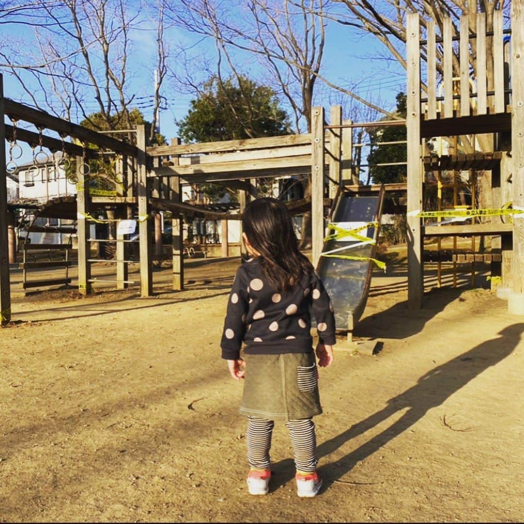 古本新乃輔のインスタグラム：「先日、 行ってみたシリーズ。  車で前を通ると いつも娘が行きたがっていた公園。  住宅街の中にある為 駐車場はもちろんなく  歩いて行くにはちょっとある距離。  だけど、 たまには歩いて行ってみますか…  1.5kmくらいですね。  たどり着いて…  わー！と遊具に向かって一目散…  テープが巻かれ、 2歳児でも使えないと理解したご様子。  娘、しばしフリーズ。  えぇ、 事件現場ではありません。 (写真参照)  他の公園へいこう！ と言い聞かせまた歩く…   結果… いつもの公園と同じような遊具が並ぶ公園へ…  娘が楽しそうだから良しとするか…  えらい遠回りでしたけども何かっ。」