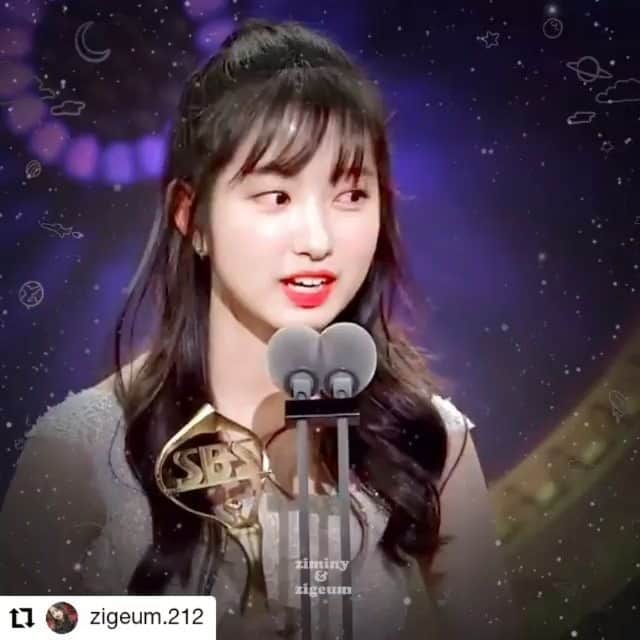 キム・ジミンのインスタグラム：「@zigeum.212 세상에나 동네사람들~~ 다들 이 멋진 편집 센스를 봐주세요오오~~🙈 (요즘 이 노래에 빠져있었는데 최고네요오👍💐) 제가 프로필에 올려놓은 팬카페 주소로 들어가시면 이 영상을 다운 받을 수 있다고 합니다아❤☺ 항상 감사해요💕」