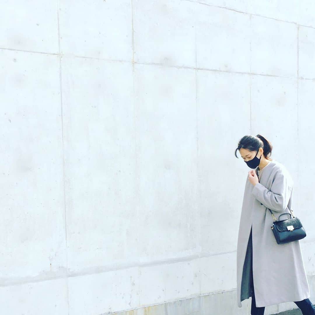 平野由実のインスタグラム：「今日は暖かめ。でも、やっぱり寒かった。 日が出てないと気温が高くても寒いものですね🌥  #コートコーデ　#ママコーデ  #アラフォーファッション  #アラフォーコーデ  #ママファッション #ミニマリストになりたい  #ミニマリストに憧れる」