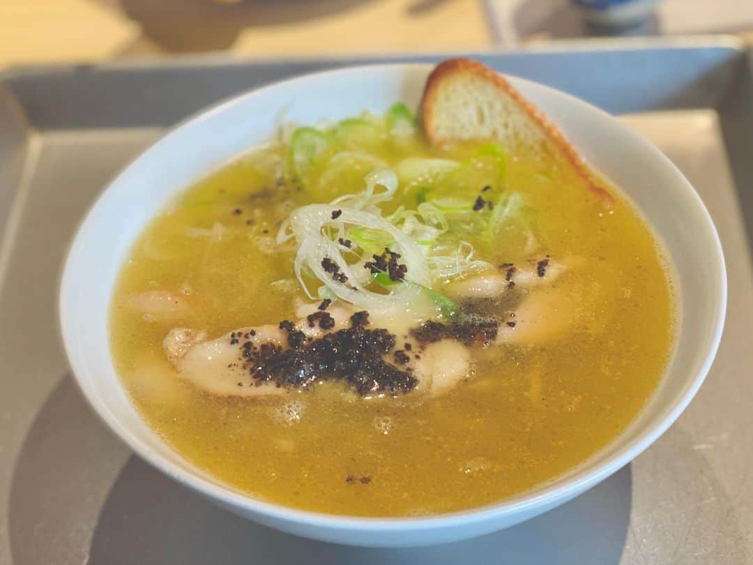 前川由希子さんのインスタグラム写真 - (前川由希子Instagram)「ニシムラ麺のトリュフ味噌ラーメン🍜  感動的に美味しい🤤 炊き立てごはんは、 小では足りないので、中で！ スープにごはんとパルミジャーノチーズを入れて リゾット風に。 最後の一滴まで残さず完食✨  @nishimura.men  #ニシムラ麺  #トリュフ味噌ラーメン  #ミシュラン の味 #ミシュラン1つ星  #nishimuratakahitolacuisinecreativite  #ラーメン #ラー麺  #フレンチのラーメン  #〆はリゾットで  #ラーメンランチ  #福岡ラーメン  #福岡ランチ  #平尾ランチ」2月12日 15時25分 - maekawa.yukiko