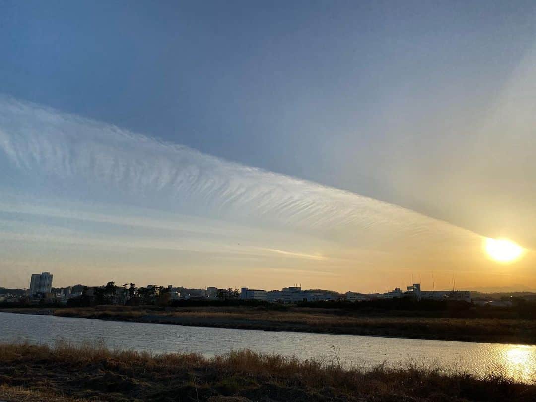 喜国雅彦＆国樹由香さんのインスタグラム写真 - (喜国雅彦＆国樹由香Instagram)「昨日の夕方、犬散歩のときに撮った雲。大天使の片羽のようでした。眩しすぎる太陽の下には富士山が（由）  #skystagram #sunset #sky #blue #cloud #mtfuji #beautiful #riverside #tokyo #japan #毎日の空 #毎日の雲 #大きな翼 #これを見られただけでもいい一日」2月12日 15時37分 - kunikikuni