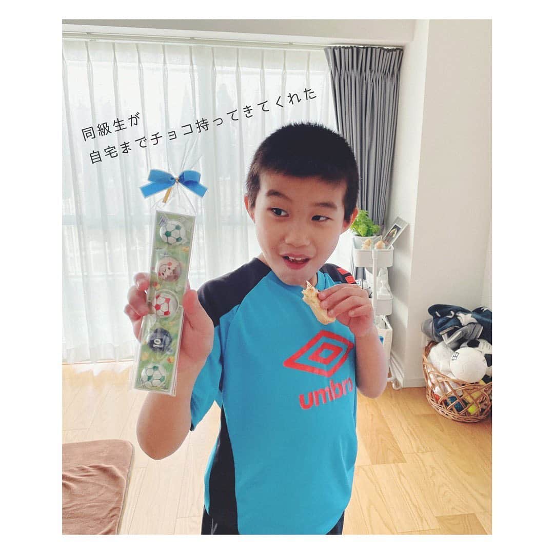 笹峯愛のインスタグラム：「数日早い バレンタイン❣️ . そんなやり取りする お年頃になられたのですな デデ様。  #バレンタイン #チョコ  #サッカー少年 には #サッカーボールチョコ」