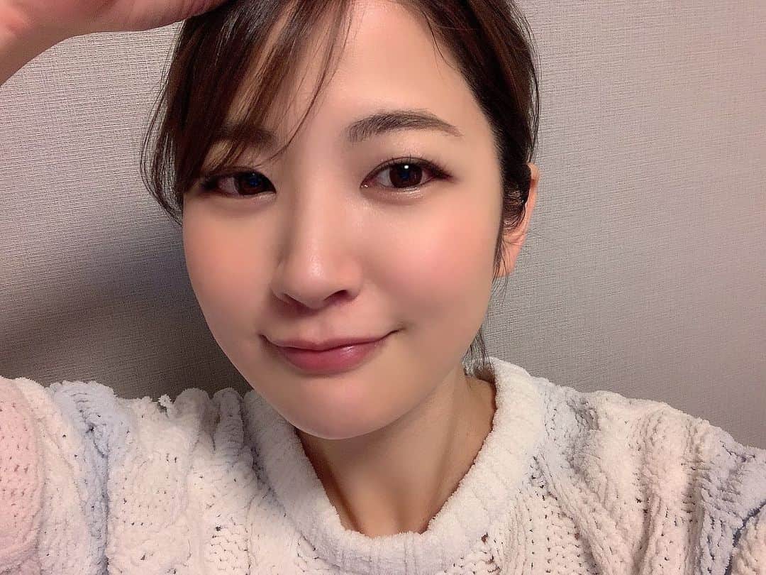 水谷あおいのインスタグラム：「じぶんらしくいこーう☺️  右と左で顔違う 反転してるから混乱するけど １枚目と２枚目どっちが好み？  #新年快乐 #平安健康」