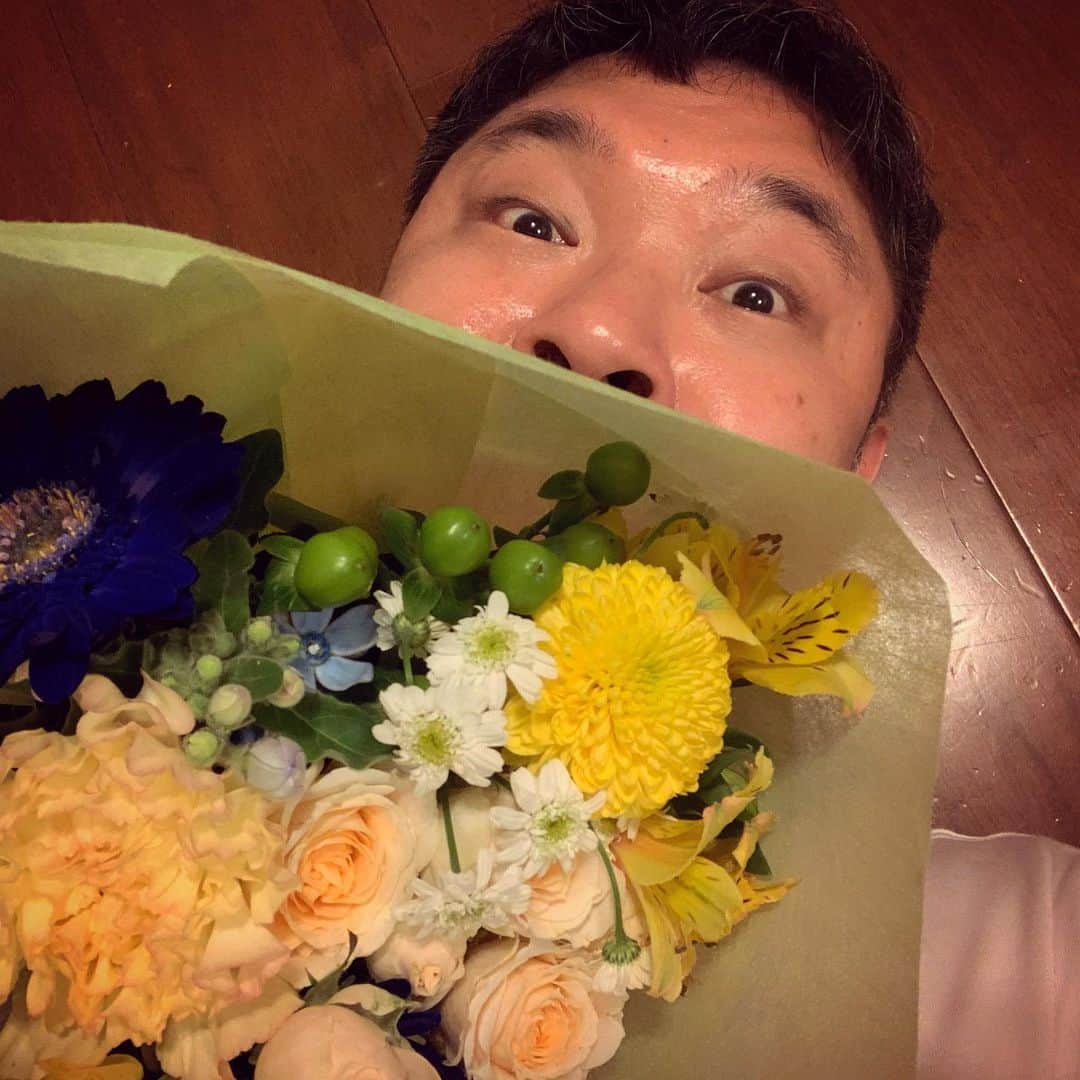 竹井亮介のインスタグラム：「2021年2月11日。 オールアップ記念にいただいたブーケ。 #お花」