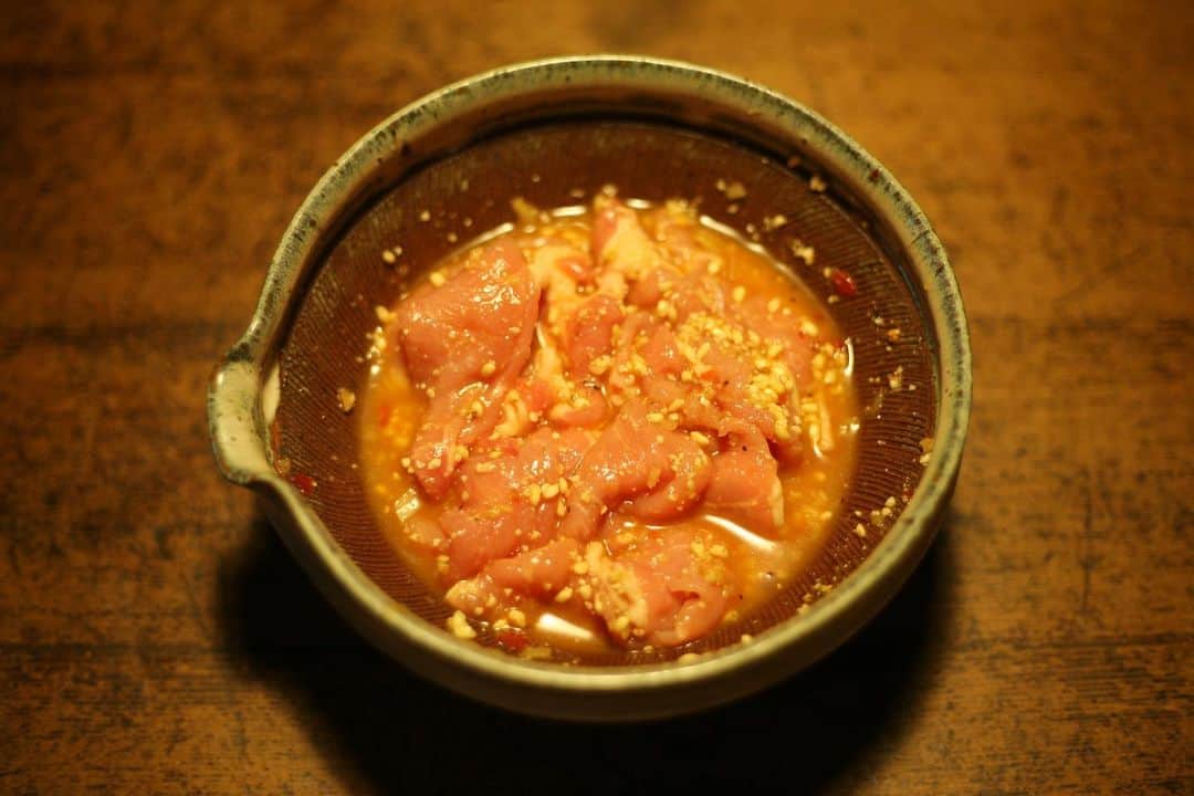 職人.comさんのインスタグラム写真 - (職人.comInstagram)「中華圏で広く食されている「粉蒸肉」は、下味をつけた豚肉に米や米粉をまぶし、蒸し器で調理した家庭料理です。  今回は日本でも簡単に揃えられる調味料を使い、蒸した豚肉の下にサツマイモを敷いて一緒に蒸す「地瓜粉蒸肉」（地瓜は中国語でサツマイモ）にしてみました。豚肉のジューシーさとサツマイモの甘さの組み合わせが絶妙な、食べ応えのある一品です。  中国ではふわふわの饅頭に挟んで軽食として食べることもあるそう。豚肉の代わりに牛肉を使ったり、下味の調味料を工夫することでいろいろなアレンジが可能です。ぜひお試しください。  【地瓜粉蒸肉のレシピ】  [材料（2人分）] 豚肉　150ｇ にんにく　1片 生姜　少々 生米　50ｇ  豆板醤　大さじ2分の1 醤油またはオイスターソース　少々 胡麻油　少々 砂糖　少々 胡椒　少々 水　100ml  ※以下はお好みで加える 花椒　少々 五香粉　少々  ［作り方］ 1. フライパンに生米を入れ、香ばしい香りがするまで乾煎りする。 2. 乾煎りした米をすり鉢に入れて、つぶが残る程度に潰す。 3. にんにくと生姜をみじん切りにし、ボウルに入れた他の調味料と混ぜ合わせる。 4. ボウルに肉と2の米を入れ調味料を揉み込むようにして混ぜ、ジップロックなどに入れて冷蔵庫で一晩寝かせる。 5. サツマイモを使う場合はあらかじめ水にさらしてアクを抜き、セイロに並べ、その上に豚肉を載せて30分程度蒸す。  山只華陶苑　JUJU mortier すり鉢 https://www.shokunin.com/jp/yamatada/suribachi.html 足立茂久商店　わっぱセイロ https://www.shokunin.com/jp/adachi/seiro.html 中村銅器製作所　セイロ鍋 https://www.shokunin.com/jp/nakamuradouki/seiro.html 木屋　未晒し木綿 https://www.shokunin.com/jp/kiya/mizarashi.html  参考資料： https://tw-cai.blogspot.com/2013/06/blog-post_20.html @shokunincom  #職人ドットコム #京都市 #キッチン用品 #調理道具 #料理道具 #台所道具 #手仕事 #暮らしの道具 #暮らしを楽しむ #工芸品 #民芸 #民藝 #器のある暮らし #焼き物 #地瓜粉蒸肉 #地瓜 #粉蒸肉 #山只華陶苑 #JUJUmortier #すり鉢 #足立茂久商店 #日本橋木屋 #木屋 #未晒し木綿 #わっぱセイロ #中村銅器製作所 #セイロ鍋 #蒸し器 #蒸し鍋 #アルミ鍋」2月12日 15時39分 - shokunincom