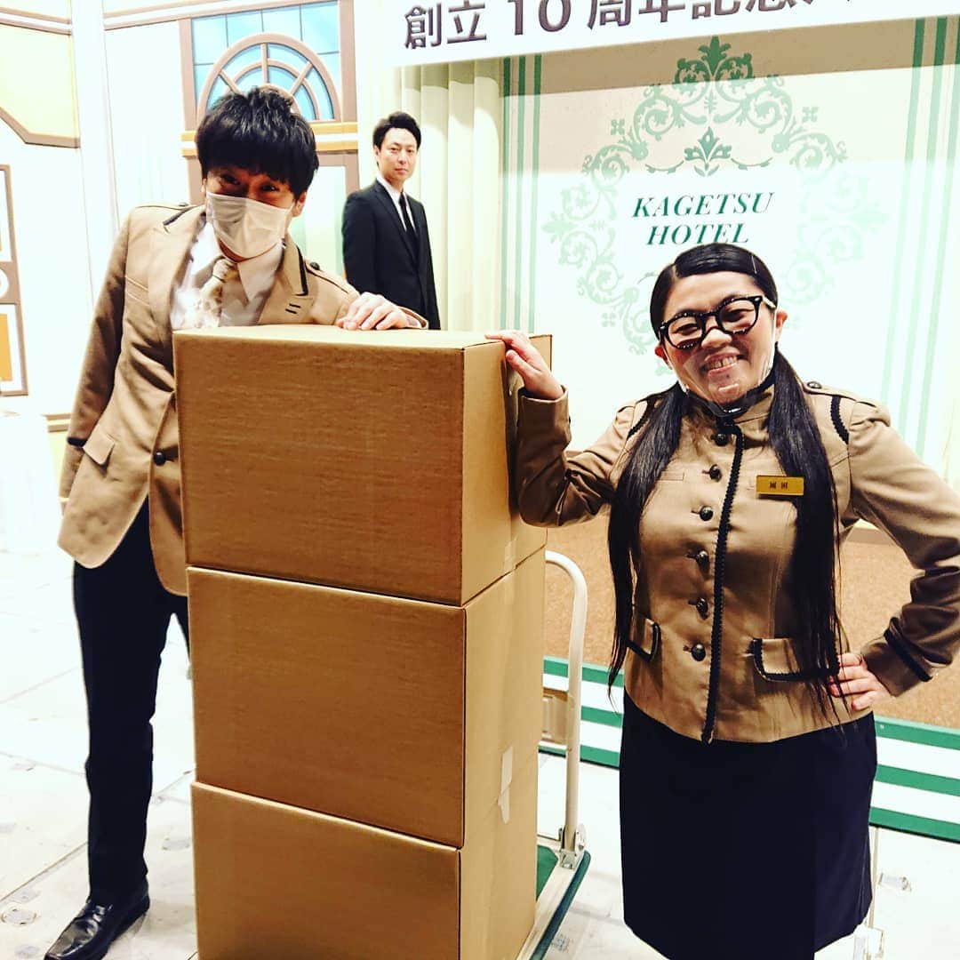 吉本新喜劇のインスタグラム：「台車に段ボールを3つ積んだら岡田さんとの身長とほぼ同じになりました(笑)  #吉本新喜劇  #岡田直子  #しれっとうつりこむ奴  #それは信濃岳夫さん #と松浦景子さん」