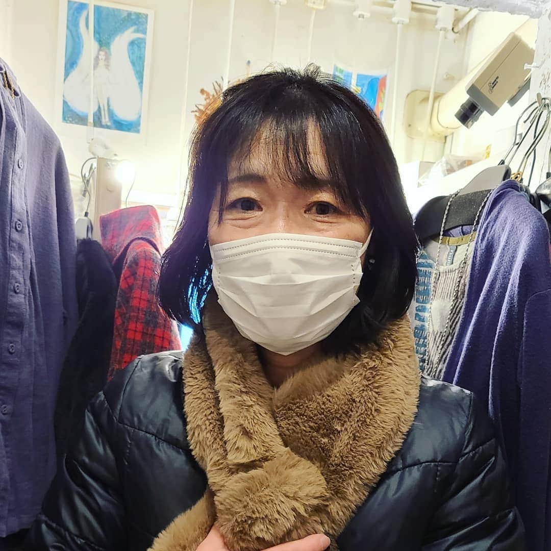 平井富子さんのインスタグラム写真 - (平井富子Instagram)「うららさんが、美容院前にお立ち寄り～  この通りは初めてとか、、アンシャンテを見つけて頂いて嬉しい～♥️  フランス製のイヤリングを気に入って頂きました。そのまま着用～ステキ❗  また、遊びに来てください～」2月12日 15時45分 - enchantewithd
