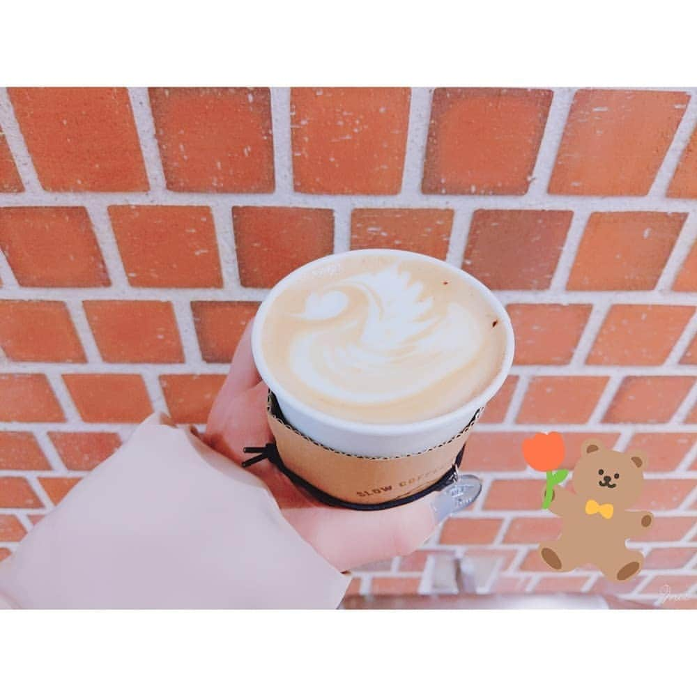 片瀬美月のインスタグラム：「𖠚ᐝ * * * 久しぶりにコーヒーショップの仲良しの店員さんのとこに行きました。 今日は得意なラテアートをやってくれたのだけど、 「久しぶりに会えたから緊張してうまくできなかった( •̥ ·̭ •̥` )」 って言うおねえさんかわいすぎた… めちゃめちゃ上手だけどなあ… * * * 𖠚ᐝ #ラテアート  #コーヒーのある暮らし  #coffee  #cafe  #cappuccino」