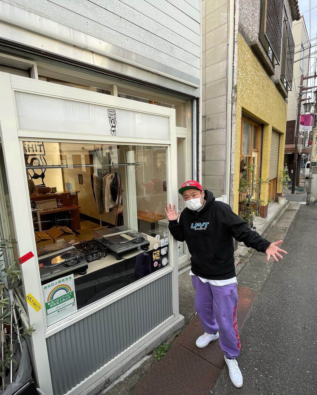 サイプレス上野のインスタグラム：「ターンテーブル&ブツ搬入完了🔥💪明日から2.28まで“HOLY SHIT”にてPOP UP SHOPぶっかまします！  2.13→15〜20時で上野耐久一人5hours DJ  2.14→12〜20時で上野 w/友達でDJ  両日もちろん接客致し〼🙏BOYEE新作やWEBに出せないブツもあるので是非店頭で僕と手を消毒よっしゃっしゃっす🔥コーヒーやお酒も飲めますよ〜♨️」
