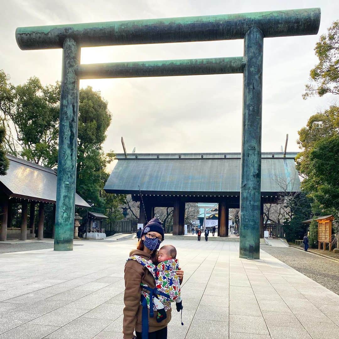 DJ JUICYのインスタグラム：「今日のお散歩は、、、 靖国神社にお参り👶🏻⛩🇯🇵  もしかしたら、私も息子も、前世では戦争の時代を経験してたのかな...🤔  なんて思ったり...   今は コロナで大変だけど、、、  平和な環境に感謝🥺🙏  これからもずっと戦争の無い時代が続きますように🙏  #お散歩#参拝#平和ボケ #靖国神社#息子#生後4ヶ月」