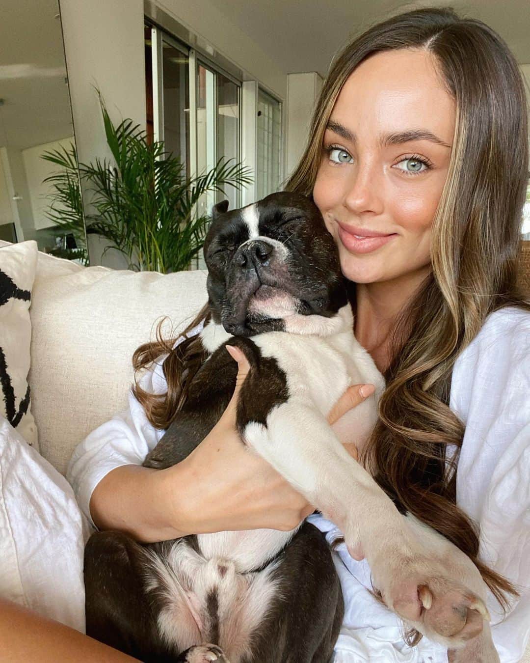 ELOUISE MORRISのインスタグラム：「Someone’s happy to have me home🐶🥰❤️✨」