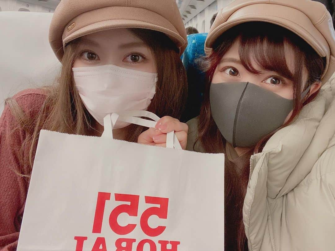 のインスタグラム：「うちらいつもキャスケットかぶってるね😌♥️﻿ ﻿ 今夜の #いい福みつけ旅 は1時間スペシャルです！﻿ せりなも初登場なのでみなさん見てくださいね〜🐶﻿ ﻿ ﻿ ﻿ 🌟改めて告知🌟﻿ ﻿ 2021年2月12日(金) 奈良テレビにて﻿ 22:00〜23:00  #いい福みつけ旅﻿ 100回記念スペシャルが放送されます🌈﻿ ﻿ すごーい！！記念すべき1️⃣0️⃣0️⃣‼️﻿ ﻿ でもこの教室にみんなが集まったということは…あの企画です🤣🤣﻿ ﻿ 初登場！せりなも一緒だよ〜💓﻿ ﻿ 過去の放送はYouTubeを見てね✏️﻿ ﻿ ﻿ #橘ゆりか #長野せりな #顔が濃い #安定の #キャスケット #大阪土産 #551 #美味しくいただきました」
