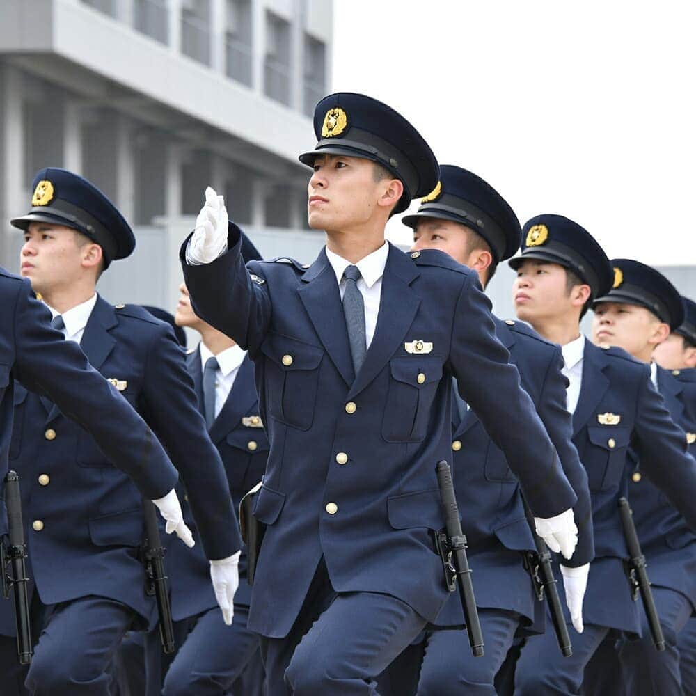 大阪府警察さんのインスタグラム写真 - (大阪府警察Instagram)「【頼むぞ！】 令和3年1月28日(木)、警察学校において、初任科第238期長期課程･第239期短期課程の卒業式が行われました。 卒業生は教養訓練を終え、思い出多き警察学校を巣立ち、府民の安全と安心を守るため、第一線へと赴任しました。  #大阪府警察公式 #大阪府警 #府警 #警察学校 #警察官 #初任科 #卒業式 #卒業 #桜 #教養訓練 #訓練 #巣立ち #府民 #安全 #安心 #第一線 #現場 #信頼 #制服 #仲間 #絆 #希望 #学生 #同期」2月12日 16時03分 - fukei_koho