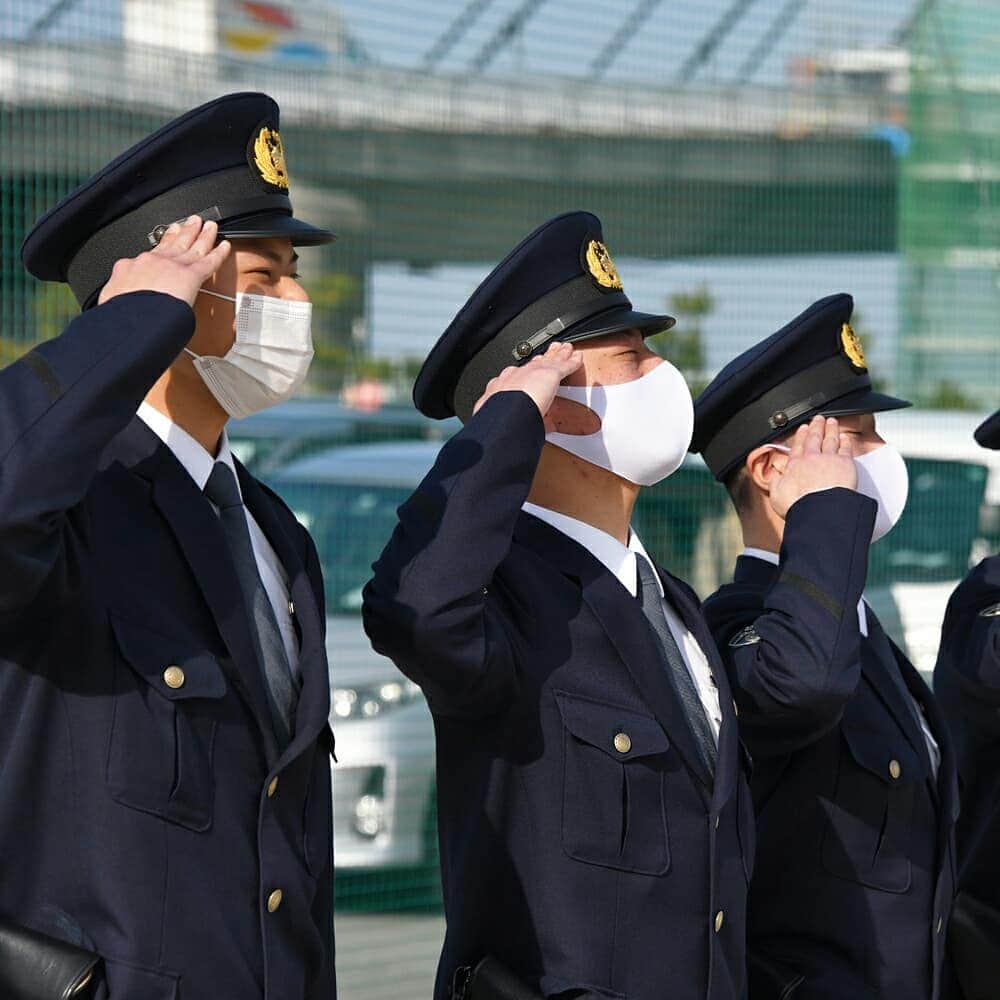 大阪府警察さんのインスタグラム写真 - (大阪府警察Instagram)「【頼むぞ！】 令和3年1月28日(木)、警察学校において、初任科第238期長期課程･第239期短期課程の卒業式が行われました。 卒業生は教養訓練を終え、思い出多き警察学校を巣立ち、府民の安全と安心を守るため、第一線へと赴任しました。  #大阪府警察公式 #大阪府警 #府警 #警察学校 #警察官 #初任科 #卒業式 #卒業 #桜 #教養訓練 #訓練 #巣立ち #府民 #安全 #安心 #第一線 #現場 #信頼 #制服 #仲間 #絆 #希望 #学生 #同期」2月12日 16時03分 - fukei_koho