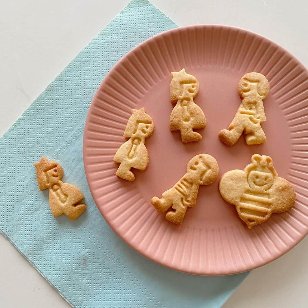 こまけいこのインスタグラム：「基本のクッキー。  この型が可愛すぎて使いたくてクッキー焼いた。  いや、可愛すぎない？💕 (2度言う)  小さめな型なので一口サイズでちょうどいい。  クッキーなんて久しぶりに焼いたので厚さがわからず、薄すぎて、あとちょっと焼こうかと思ったところで焦げた。 お菓子って繊細🍪  #クッキー　#基本のクッキー　#クッキー型　#cotta #お菓子作り　#おうちカフェ　#ストレス解消」