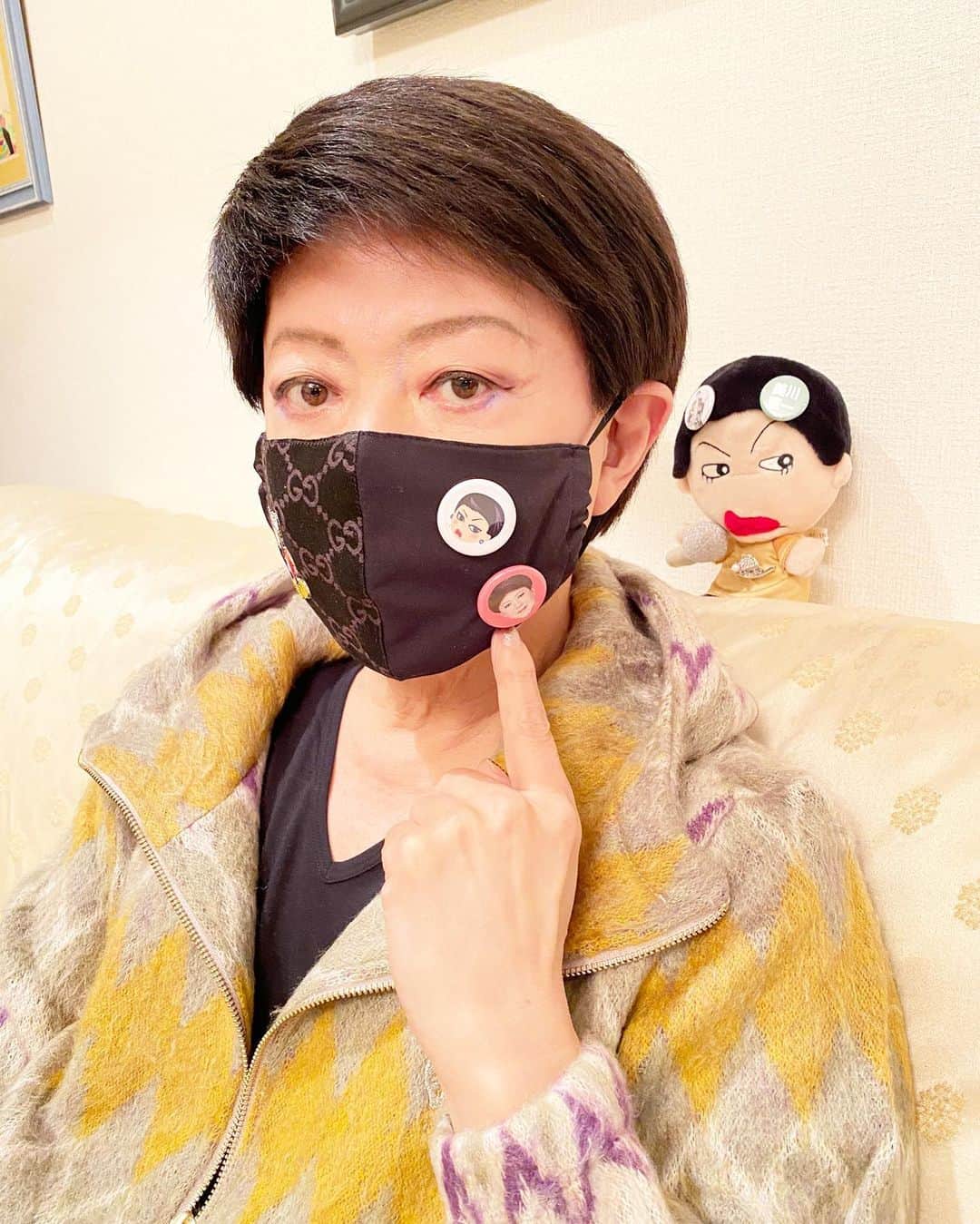 美川憲一さんのインスタグラム写真 - (美川憲一Instagram)「1人遊びしたわよ〜 どうかしらこのマスク？？ 美川ちゃんバッチつけてみたわよ。  #バッチ#1人遊び#美川憲一」2月12日 16時11分 - kenichimikawa_official