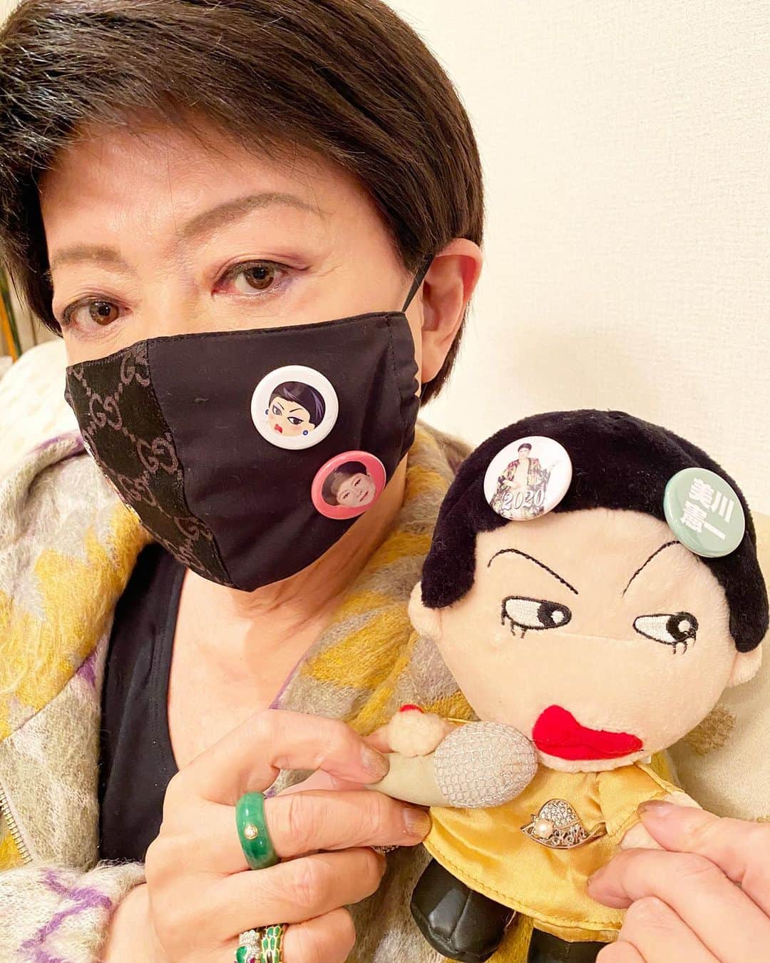 美川憲一さんのインスタグラム写真 - (美川憲一Instagram)「1人遊びしたわよ〜 どうかしらこのマスク？？ 美川ちゃんバッチつけてみたわよ。  #バッチ#1人遊び#美川憲一」2月12日 16時11分 - kenichimikawa_official