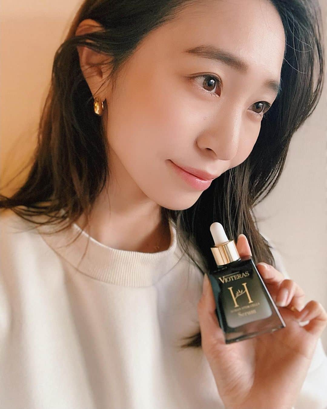 鈴木優美 のインスタグラム：「私もひっそり使っていた(使い切った)人気美容液のCセラムから、新しく最強エイジングケア美容液『HSCセラム』が登場🤍 ということで私もお試しさせていただきました☺️ まさに白美肌というフレーズにぴったりなエイジング美容液！ 様々な賞をとられて納得です✨ . . . . . . . . . @vioteras_cosme  #ヴィオテラスHSCセラム #ヴィオテラス #ヒト幹細胞 #コスメ好きさんと繋がりたい #HSCセラム  #アンチエイジング  #美容液  #スキンケア  #スキンケアマニア  #美容  #美容好きな人と繋がりたい」