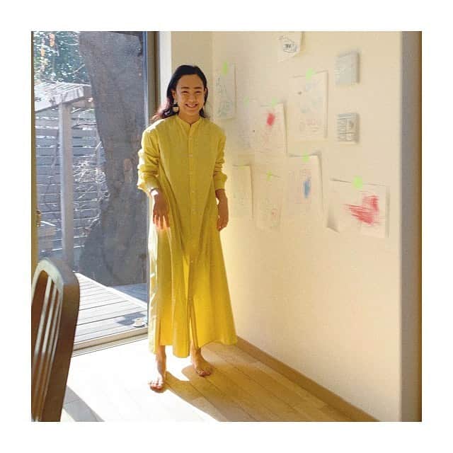 宇藤えみのインスタグラム：「もうすぐやってくる春の景色を映したような 黄色いワンピース。 久々ときめいたわぁぁ。 私の暮らしの中で これからもずっとオシャレすることは好きだと思うし ときめいて心地よいモノをずっと着ていたい♪  ちょうど今週のラッキーカラーは黄色ってことで すぐ着てお散歩したよねw(単純) 写真は息子が撮ってくれた✌︎ 4枚目踊らされたりジャンプしてとか指示してくれ 足元しか映ってないけどいい感じ  ワンピース @bloomandbranch  イヤリング @ader_official   #暮らし」