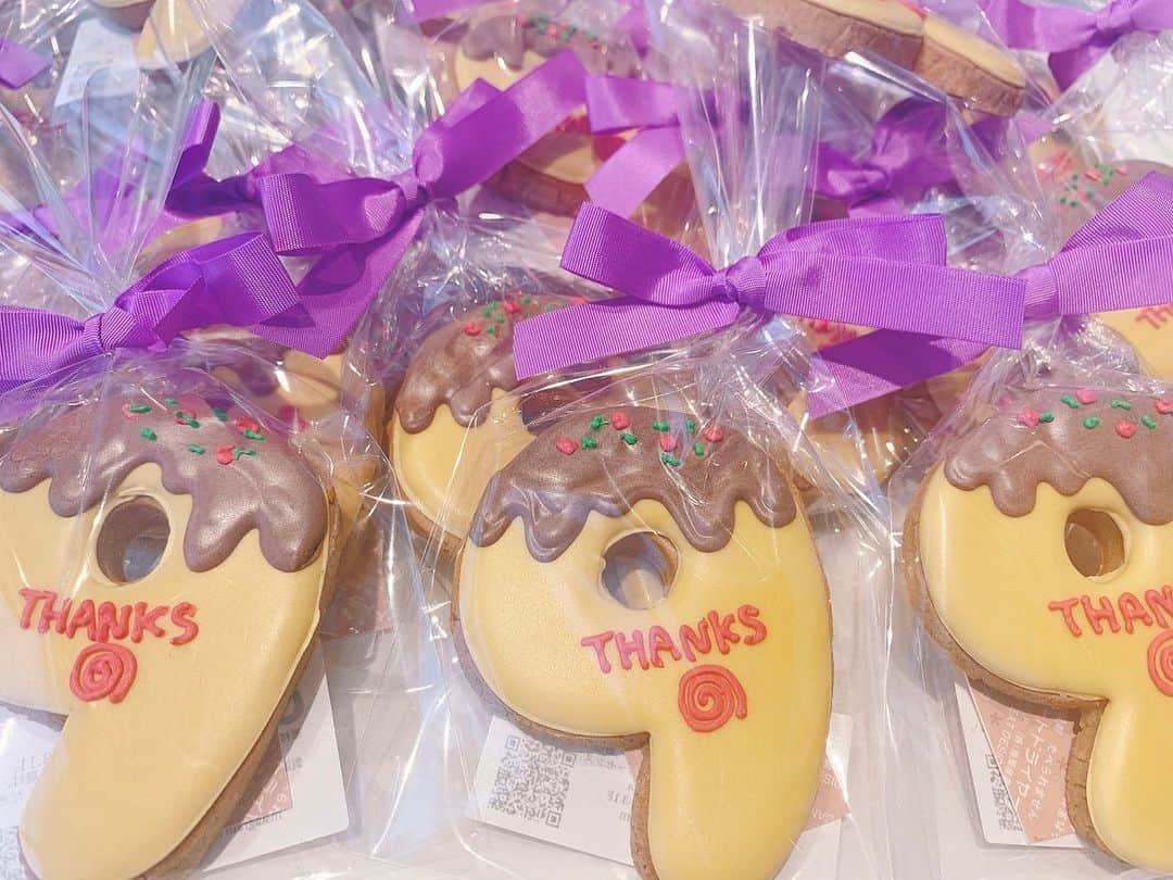 中川愛海さんのインスタグラム写真 - (中川愛海Instagram)「@characcha くみちゃんからお祝いいただきました！ 今回も9周年祝いのくるりクッキーくみちゃんにオーダーしたよー 可愛いすぎる😍いつもありがとう！ お祝いクッキーのクオリティ高すぎてびっくり！ くるりたこ焼きBOXにたこ焼きも入っていて焼酎まで！ ありがと！ @ami_nakagawa_  @characcha  #中川愛海 #くるり恵比寿 #くるり恵比寿9周年　#恵比寿くるり #くるり9周年 #cookies」2月12日 16時08分 - ami_nakagawa_