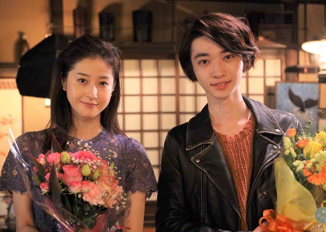 のインスタグラム：「. ／ ‧✧̣̇‧#年の差婚‧✧̣̇‧ ㊗️クランクアップ👏✨ 　美雪✖️理音❣️ ＼  最終話はこちらから☟💗 tver.jp/corner/f0067077 (現在 ＃TVer ７位🥺✨)  #花束の写真上げていくと #年の差婚ロス #がちょっぴり強まりますが... #載せていきますね👏🥺 #動画もあるのでそれは後々😳  DVDは予約受付中です📀☟✨ 5月7日発売です🙏 https://www.amazon.co.jp/%E5%B9%B4%E3%81%AE%E5%B7%AE%E5%A9%9A-DVD-BOX-%E8%91%B5%E3%82%8F%E3%81%8B%E3%81%AA/dp/B08VF73MG9  #葵わかな #竹財輝之助 #松本若菜 #小野寺晃良 #吉野北人 #河井青葉 #徳井優  #吹越満 #原因は自分にある。 #hankun  #女装 #女装男子 #ショーンキュン #ほっこりキュン」