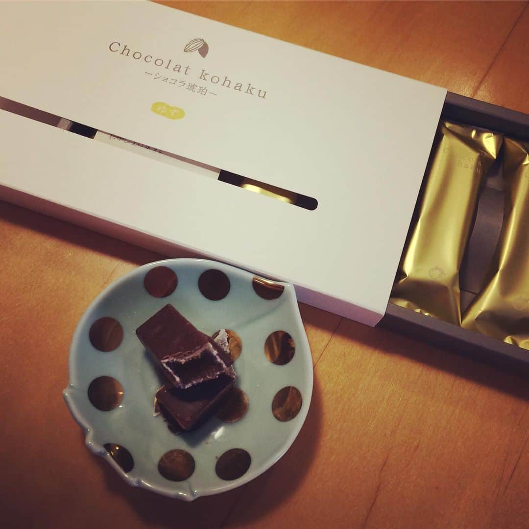 岡田屋鉄蔵のインスタグラム：「お高級なチョコ頂きました🍫！ママンありがとう😊」
