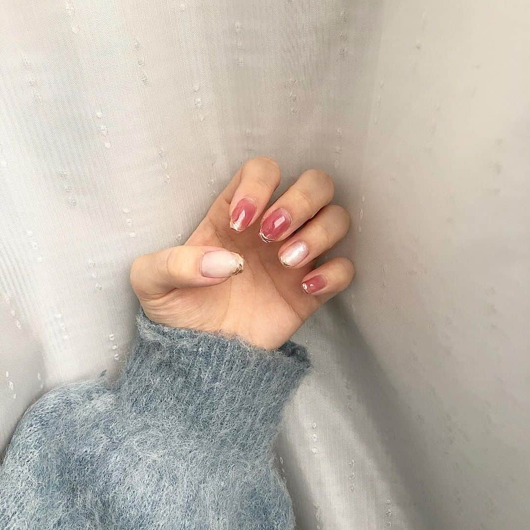 日下部愛菜のインスタグラム：「1月のネイル🦩 光が当たったときのちゅるん感がすき🩰 . . #newnail #ネイル」