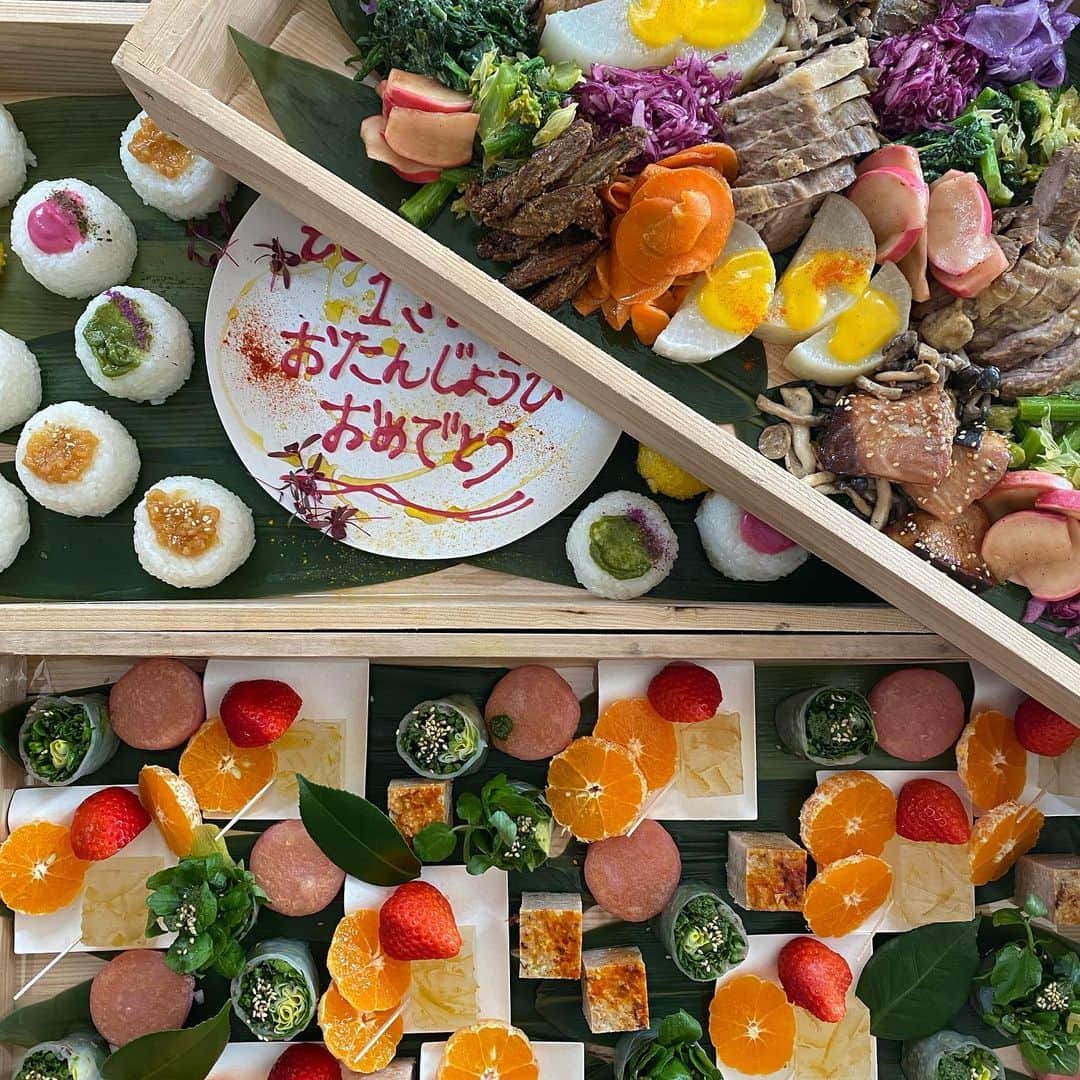 MOMOEのインスタグラム：「木箱にお詰めして  1歳のお誕生日祝いのお食事を ご用意させていただきました  ご家族でお祝い  #diary #catering #organic #momoe  #momoegohan」