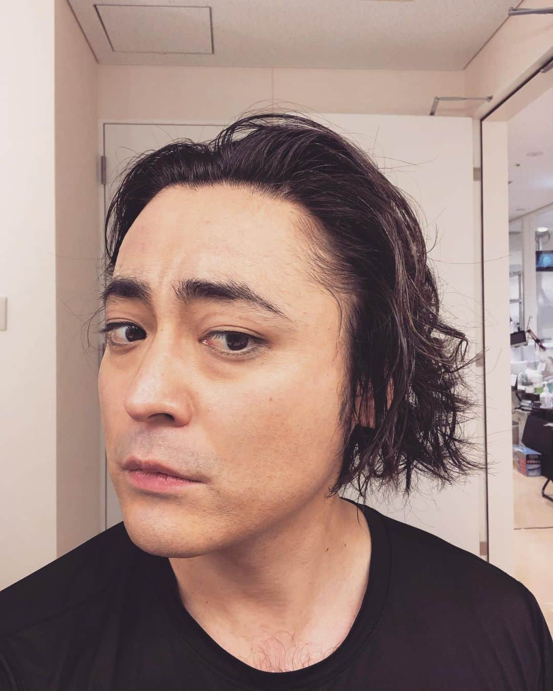 山田孝之さんのインスタグラム写真 - (山田孝之Instagram)「終演後に王冠を取ると風呂上がりくらい👰🏻‍♂️#スパマロット」2月12日 16時15分 - takayukiyamadaphoto