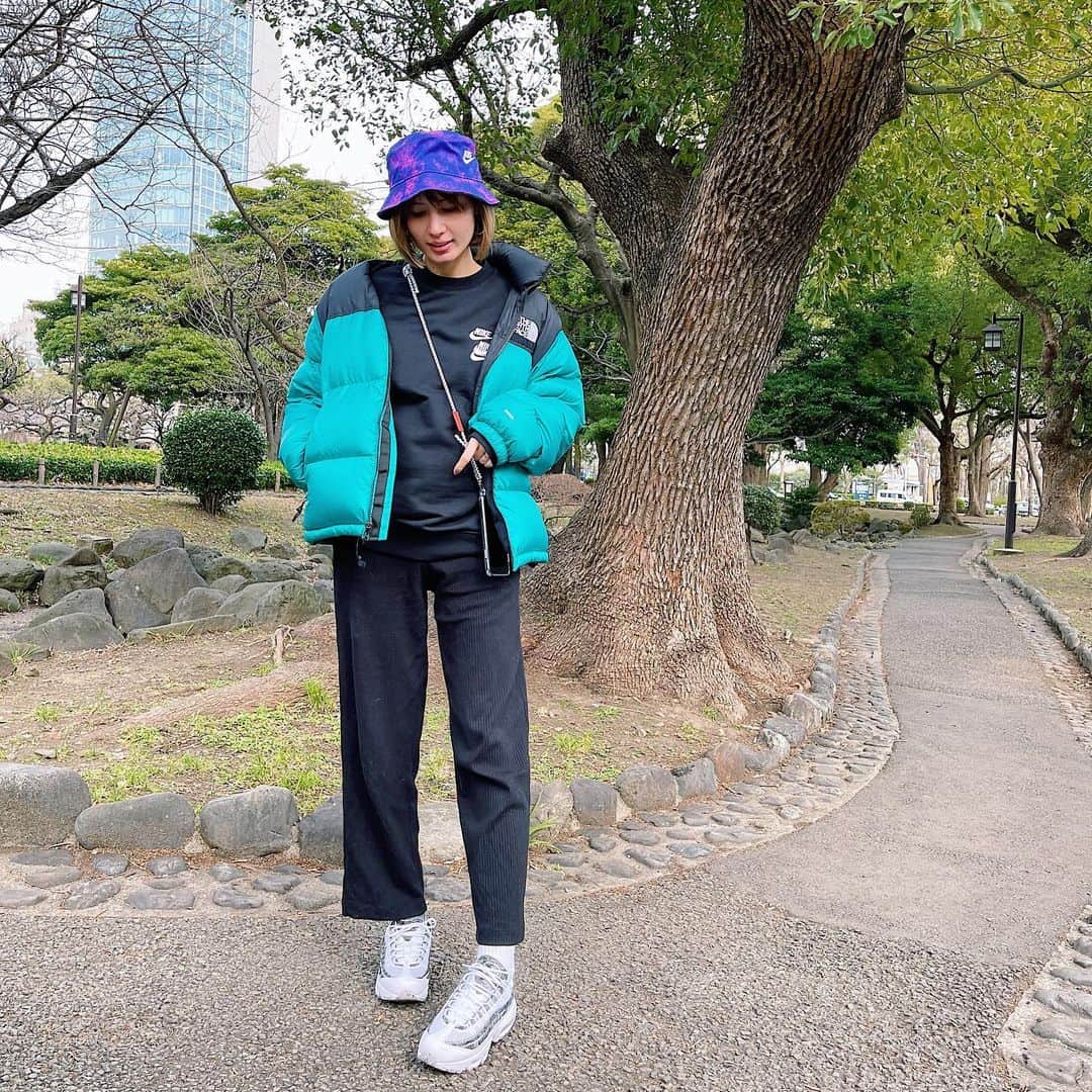 高松チェルシーリナのインスタグラム：「. 昨日はNIKEのエンプロイストアに行ったので、買ったものほぼ着てお散歩行ってきました🚶‍♀️笑 . 髪の毛切ったからバケハもGET！ 大好きな紫とピンクの組み合わせ🤤💕 . 靴は #airmax95 を買いました😌 パーカーもバックスタイルが可愛くてお気に入り！❤️ . #nike#nikewomen#バケットハット#エアマックス95」