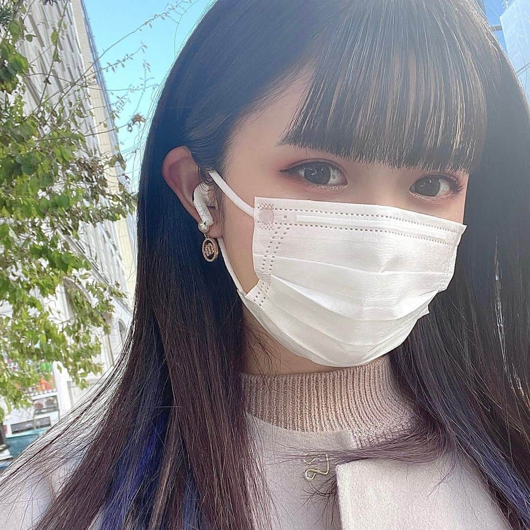 紡木吏佐さんのインスタグラム写真 - (紡木吏佐Instagram)「そういえば！！ インナーカラーが素晴らしく 色落ちされたので、自分で着色した！ 紫色だよ〜、バイオレット😈👾🔮  洗面台白いんだけど、 まじで紫まみれなって落ちなくて、 バスマジックリンで擦りまくって なんとか落ちたよ  やっぱり美容院は偉大だなぁ、、、  #いつまで続くか紡木インスタ」2月12日 16時20分 - risa.tsumugi