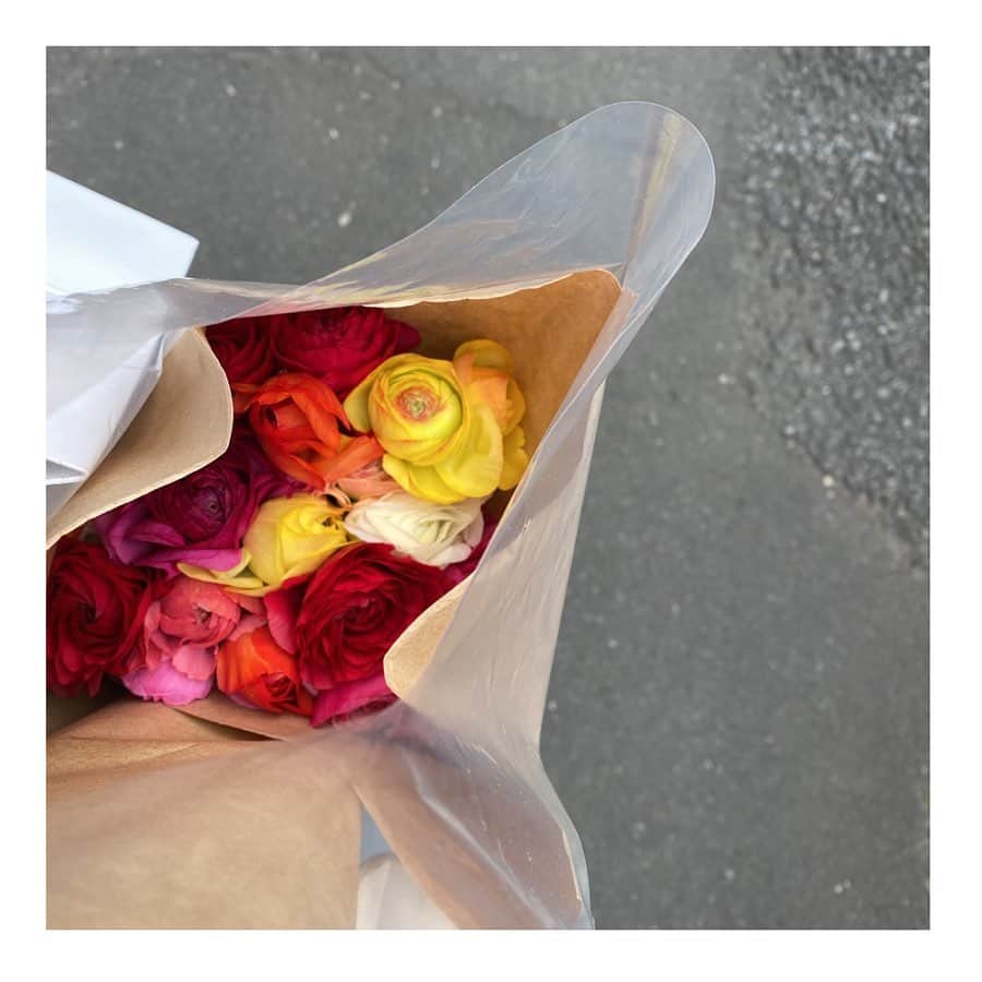 殿柿佳奈のインスタグラム：「愛するあの子へ❤️。  このお花がぴったりかな。  〝ラナンキュラス〟  #ラナンキュラス#happybirthday #flowers #ranunculus #花言葉#幸福#飾らない美しさ#純潔#優しい心遣い#あなたは魅力に満ちている」