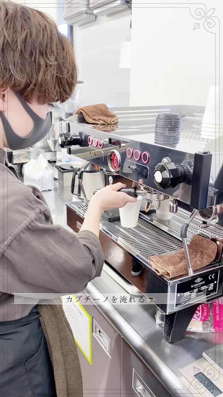 名古屋コミュニケーションアート専門学校_製菓調理のインスタグラム：「エスプレッソマシンを使ってカプチーノを作る学生☕️」