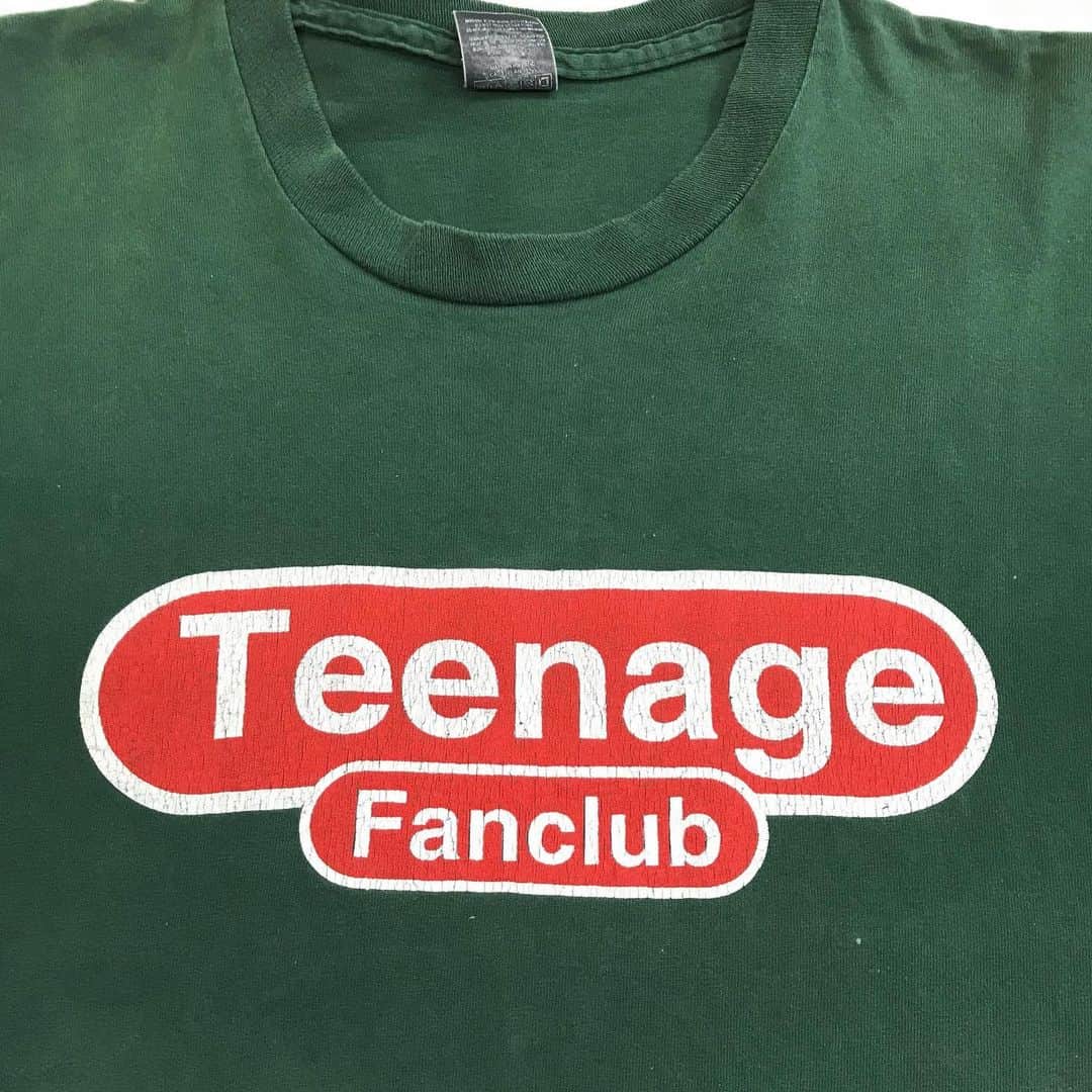 ジャムルさんのインスタグラム写真 - (ジャムルInstagram)「90's TEENAGE FANCLUB ¥20000+tax .  ギターポップやパワーポップに属するオルタナ系のサウンドが人気の スコットランド、グラスゴー出身のバンド TEENAGE FANCLUB 。 このバンドの当時物のTシャツは見かける事が少なく大変希少です！  彼等の当時物のTシャツは見かける事も少なく 国内は勿論、海外でも非常に人気が高く価格も高騰を続けています。  コチラはTeenage FanclubのTシャツの中でも定番の1枚。 グリーンボディにシンプルな赤のエンブレムロゴがカッコ良いです！ .  WEB SHOPに入荷しております。 是非ご覧ください。 jammru.com  #お問い合わせはお電話で承ります #jammru#jammru_tee#vintagetshirt#vintagetee#bandtee#teenagefanclub  #osaka  #fashion  #streetstyle  #streetfashion  #vtg  #vintage  #used  #usedclothing  #古着 #古着屋 #ファッション #70s #80s #90s #ご来店の際はマスクの着用をお願い致します」2月12日 16時34分 - jammru
