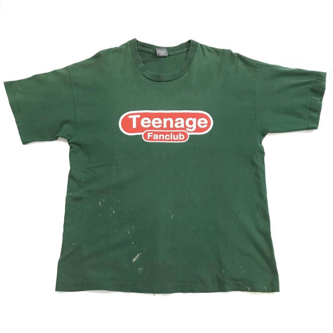 ジャムルさんのインスタグラム写真 - (ジャムルInstagram)「90's TEENAGE FANCLUB ¥20000+tax .  ギターポップやパワーポップに属するオルタナ系のサウンドが人気の スコットランド、グラスゴー出身のバンド TEENAGE FANCLUB 。 このバンドの当時物のTシャツは見かける事が少なく大変希少です！  彼等の当時物のTシャツは見かける事も少なく 国内は勿論、海外でも非常に人気が高く価格も高騰を続けています。  コチラはTeenage FanclubのTシャツの中でも定番の1枚。 グリーンボディにシンプルな赤のエンブレムロゴがカッコ良いです！ .  WEB SHOPに入荷しております。 是非ご覧ください。 jammru.com  #お問い合わせはお電話で承ります #jammru#jammru_tee#vintagetshirt#vintagetee#bandtee#teenagefanclub  #osaka  #fashion  #streetstyle  #streetfashion  #vtg  #vintage  #used  #usedclothing  #古着 #古着屋 #ファッション #70s #80s #90s #ご来店の際はマスクの着用をお願い致します」2月12日 16時34分 - jammru