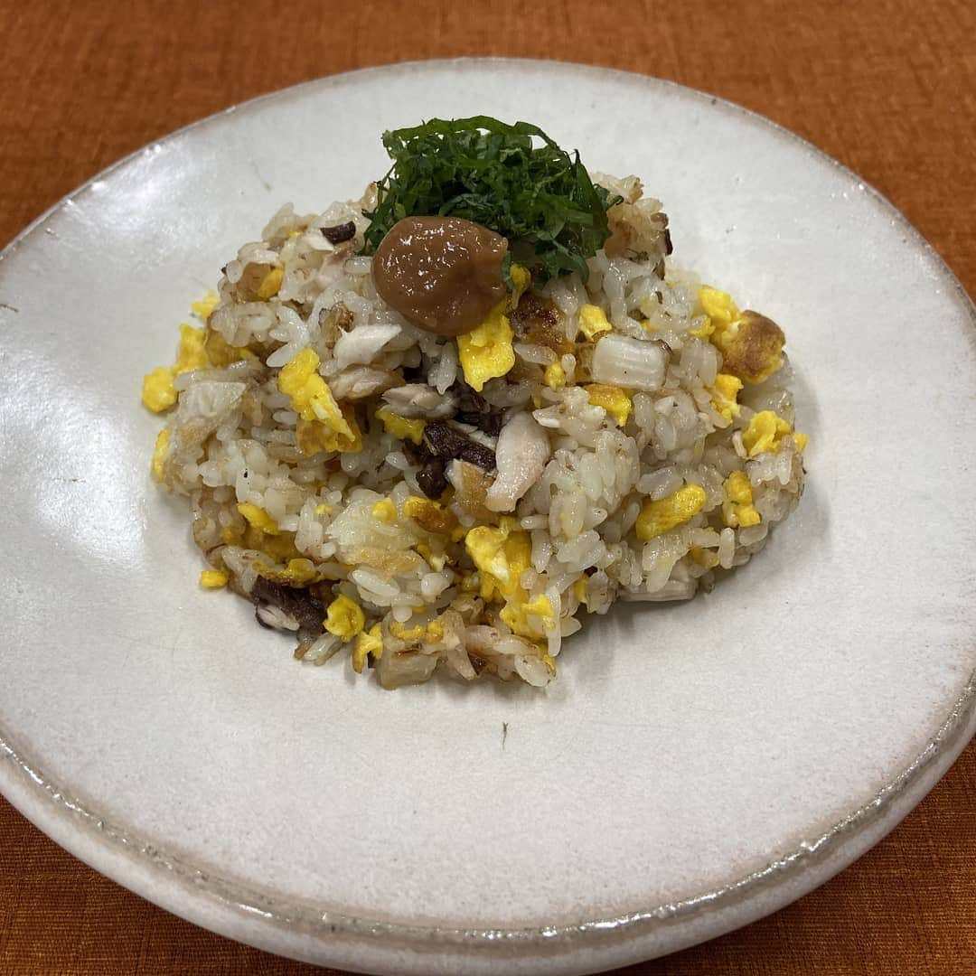 毎日放送「ちちんぷいぷい」のインスタグラム：「✱ 金曜キッチン プロにわがまま  ムチャムーチョ🌵🍴   2月12日☀️ 本日のムチャブリは、 “旬が終わる前に！優秀なブリの可能性をもっと広げて欲しい！” ・ 卜部先生が “ブリチャーハン” でムチャブリを解決💡 ✱ ー材料(2人分)ー ブリ・・・１００ｇ 大根・・・５０ｇ ご飯・・・２５０ｇ たまご・・・２個 かつお節・・・１／２パック 大葉・・・２枚 梅肉・・・大さじ１ 中華だしの素・・・小さじ１ サラダ油・・・大さじ２ ゴマ油・・・小さじ２ 塩コショウ・・・適量  片栗粉・・・適量   ー作り方ー 【下準備】 Ａ：ブリは酒、塩（各適量）をふり５分置き余分な水分を拭き取り２ｃｍ角に切り片栗粉をまぶす。   Ｂ：大根は１ｃｍ角のさいの目切り、大葉は千切りにし、たまごは溶いておく。   【作り方】 ①フライパンにサラダ油をひき、たまごを炒めて取り出す。   ②同じフライパンにサラダ油をたしてブリと大根を炒める。   ③ご飯、かつお節を加えて炒め、たまごを戻し入れて鶏ガラスープの素を加え塩コショウで味を整える。   ④ゴマ油を加えさっと炒める。   ⑤皿に盛り、上から大葉と梅肉をのせる。 ✱ https://www.mbs.jp/puipui/pm_kitchen/2021/02/12.shtml」