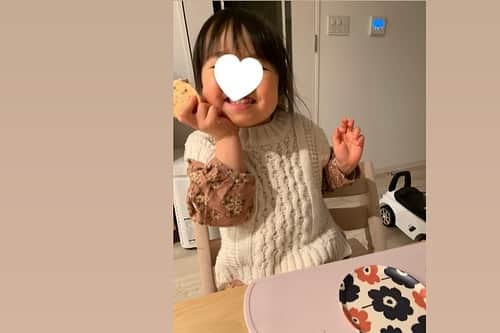 紺野あさ美さんのインスタグラム写真 - (紺野あさ美Instagram)「生地を手で触らずに ノータッチでクッキーを作ろうと  スプーンでボタっと落として ラップでギュッと押したり  寝かせておいた生地を 包丁で切ってラップでギュッと広げたり  楽してクッキー作りしました😁  子供達もお手伝いできた＆ 美味しいクッキー食べられて 満足気😋💕  楽すぎて、今後型使わない率高そう😆笑  #ステラおばさんのクッキー  #を目指したざっくり系 #ブログでは長々書いてます 🤭」2月12日 16時44分 - asami__k