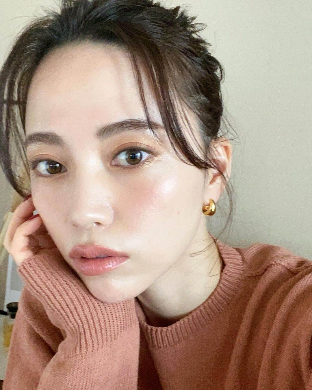 佐藤優里亜さんのインスタグラム写真 - (佐藤優里亜Instagram)「最強のコスメの組み合わせ見つけた🍊🌿 ・ 春にしたいearth colorメイク ・ アイシャドウの組み合わせも最高だけど、最近はチークをじゅわっと頬真ん中から目の下に入れるのにハマってます。 マスクで取れちゃうけど、取った時残ってたら可愛いよ🌼 ・ 今日19時にYouTubeに動画アップです🤍 ・ #メイク #メイク動画 #コスメ #コスメレビュー #suqqu #bidol #rmk #viseeavant」2月12日 16時45分 - yuriang_