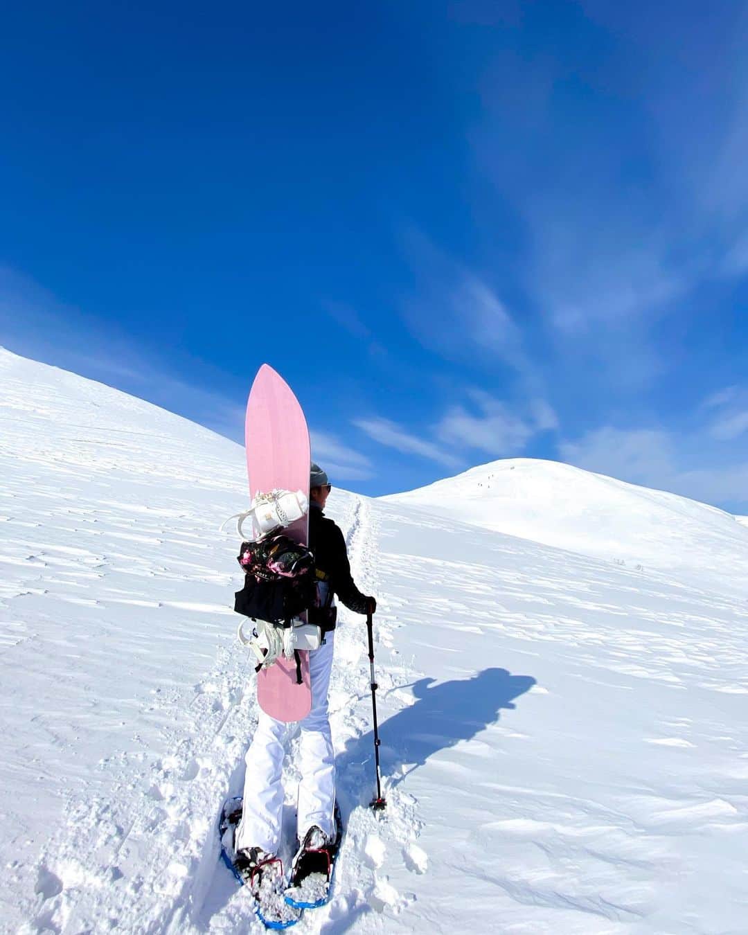 金子藍さんのインスタグラム写真 - (金子藍Instagram)「北海道5日目にしての晴れは  太陽のあたたかさを感じながらのハイクに  #snowboarding #snow #gentemstick #roxy #roxyjapan #北海道 #ニセコ」2月12日 16時56分 - aikaneko_surf