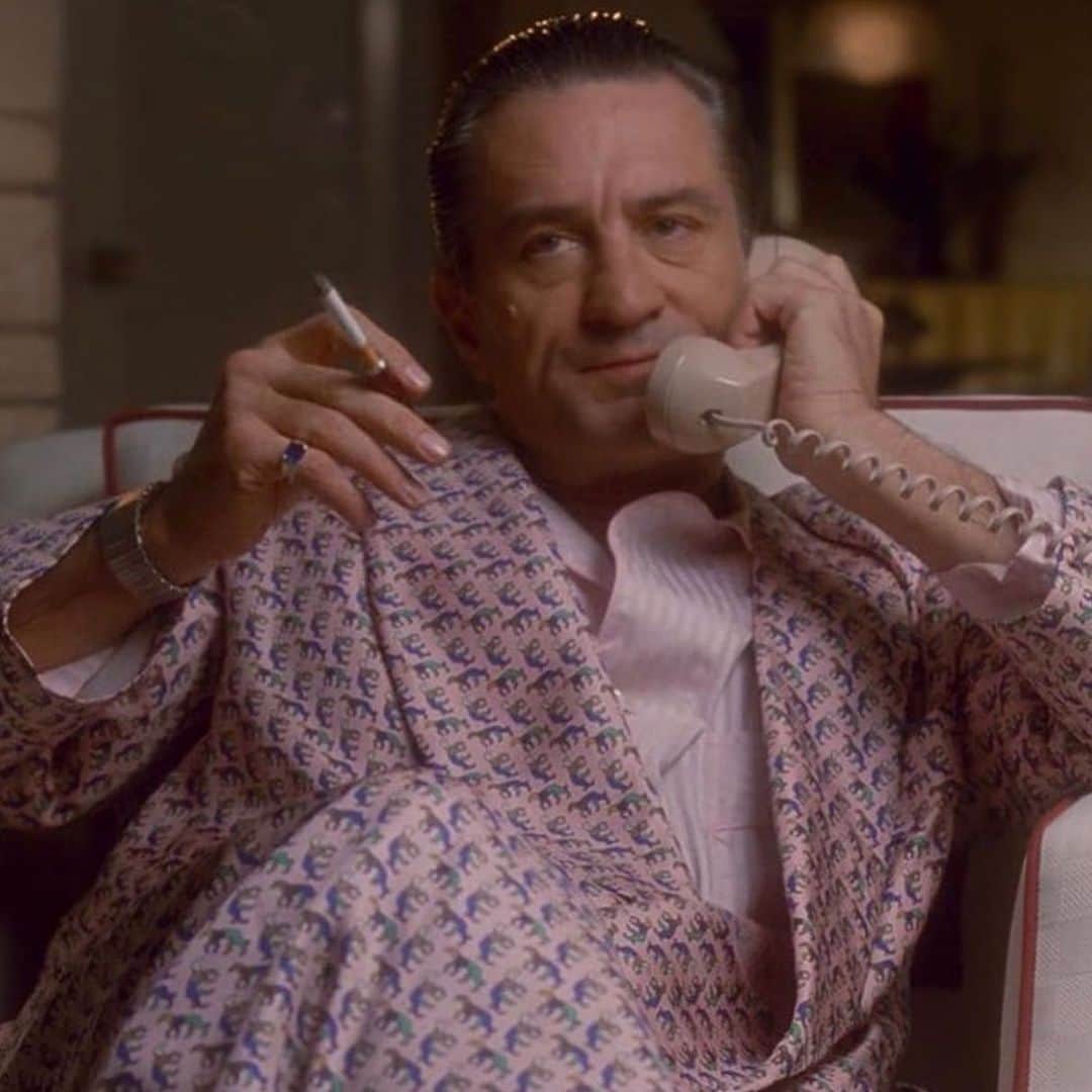 WATCHMANIAのインスタグラム：「Morning peeps. Can you guess what’s on De Niro’s wrist in “Casino” movie? His pink robe is cool af btw.」