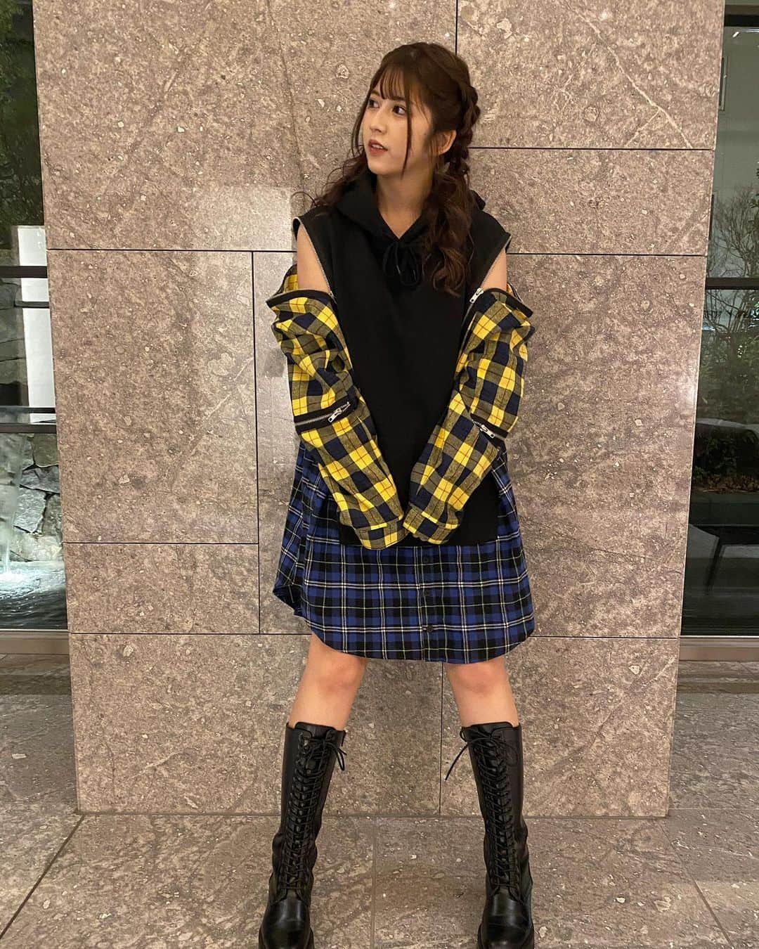 松本鈴香さんのインスタグラム写真 - (松本鈴香Instagram)「昨日の私服の質問が﻿ たくさんあったので♡﻿ ﻿ 肩の部分は自分の好きな風に﻿ ファスナーで調節できるから﻿ 肩出しにしてたよ🤍🤍﻿ ﻿ 撮ってもらっててよかったー。笑﻿ ﻿ ﻿ #りりぴ服 #低身長コーデ」2月12日 16時53分 - riri_nanatsumori